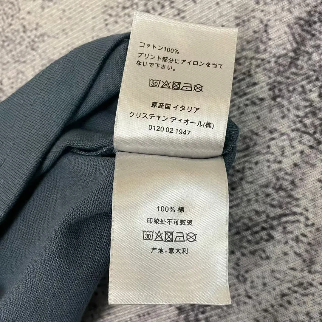 🅿️170 Dior Patch Letter Short Sleeve Color: navy blue (new custom dyed color), apricot, white, size S-XL, made of pure cotton 12S fine cotton plain weave, weight 260g. The front is decorated with contrasting logo patches and small embroidered stamps, forming a decorative and iconic embroidery product. The logo is made of imported custom-made embroidery thread, which is dyed with lustrous mercerized embroidery thread, giving it a uniform and glossy finish. The exquisite embroidery machine combines complex embroidery needlework and fine detail processing to create a three-dimensional micro-relief embroidery effect; it is also highly durable and wear-resistant. The standard round neck and short-sleeved version has a rounded arc neckline, which is suitable for various face shapes and body shapes; the sleeve length is moderate and ends just above the elbow, showing a smart and neat image. The slim fit can show off the wearer's body curves without sacrificing comfort. The collar, cuffs, hem and other parts are all sewn with fine double-needle stitching. Size: s m l xl
