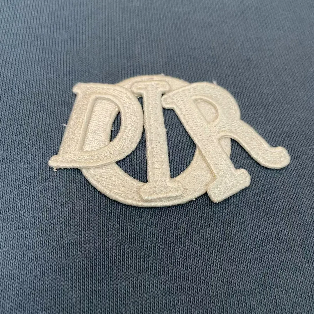 🅿️170 Dior Patch Letter Short Sleeve Color: navy blue (new custom dyed color), apricot, white, size S-XL, made of pure cotton 12S fine cotton plain weave, weight 260g. The front is decorated with contrasting logo patches and small embroidered stamps, forming a decorative and iconic embroidery product. The logo is made of imported custom-made embroidery thread, which is dyed with lustrous mercerized embroidery thread, giving it a uniform and glossy finish. The exquisite embroidery machine combines complex embroidery needlework and fine detail processing to create a three-dimensional micro-relief embroidery effect; it is also highly durable and wear-resistant. The standard round neck and short-sleeved version has a rounded arc neckline, which is suitable for various face shapes and body shapes; the sleeve length is moderate and ends just above the elbow, showing a smart and neat image. The slim fit can show off the wearer's body curves without sacrificing comfort. The collar, cuffs, hem and other parts are all sewn with fine double-needle stitching. Size: s m l xl