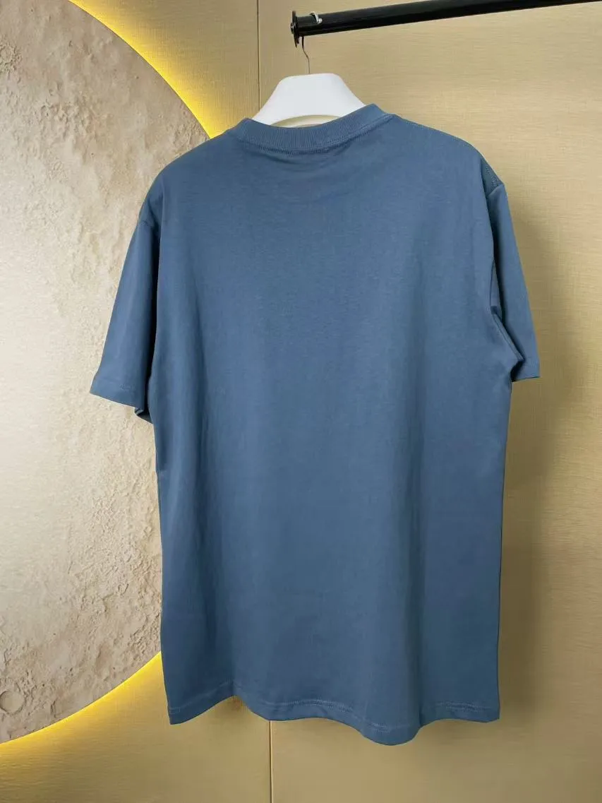 🅿️170 Dior Patch Letter Short Sleeve Color: navy blue (new custom dyed color), apricot, white, size S-XL, made of pure cotton 12S fine cotton plain weave, weight 260g. The front is decorated with contrasting logo patches and small embroidered stamps, forming a decorative and iconic embroidery product. The logo is made of imported custom-made embroidery thread, which is dyed with lustrous mercerized embroidery thread, giving it a uniform and glossy finish. The exquisite embroidery machine combines complex embroidery needlework and fine detail processing to create a three-dimensional micro-relief embroidery effect; it is also highly durable and wear-resistant. The standard round neck and short-sleeved version has a rounded arc neckline, which is suitable for various face shapes and body shapes; the sleeve length is moderate and ends just above the elbow, showing a smart and neat image. The slim fit can show off the wearer's body curves without sacrificing comfort. The collar, cuffs, hem and other parts are all sewn with fine double-needle stitching. Size: s m l xl