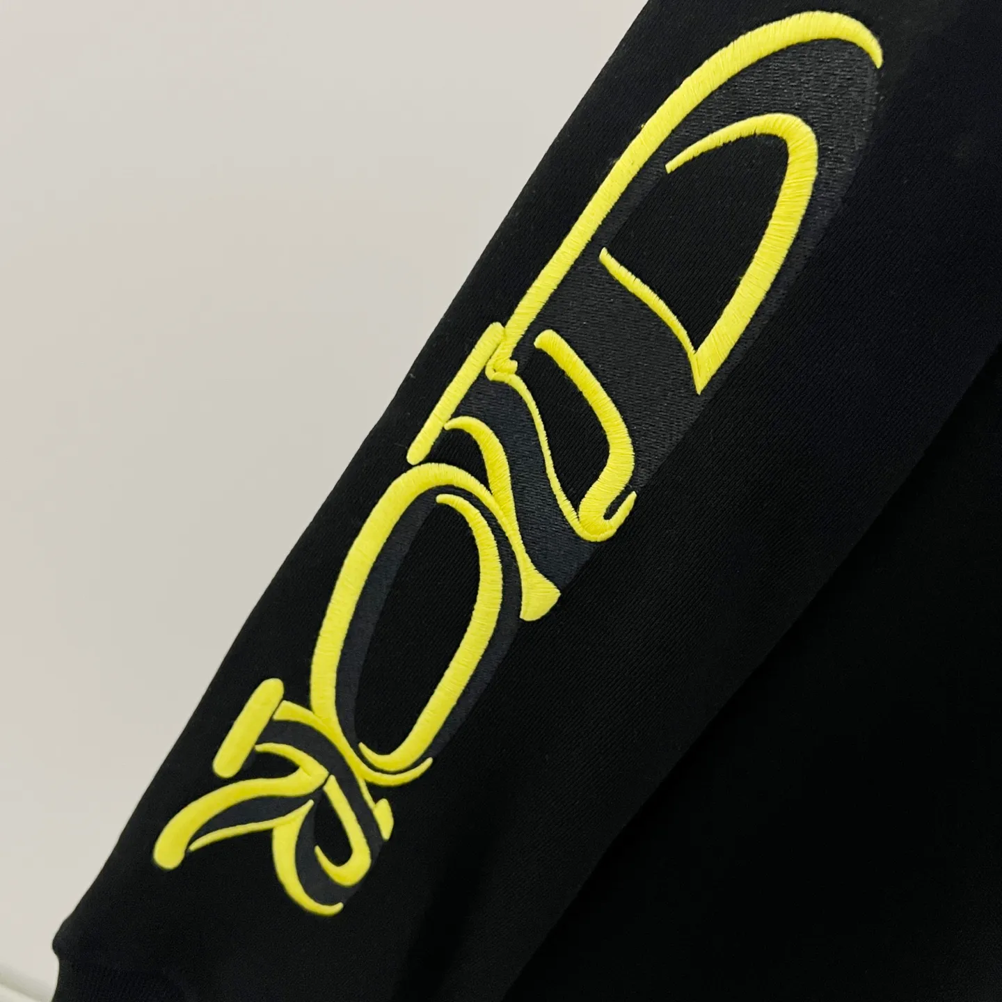🅿️250 DIOR/Dior 420g pure cotton round neck sweatshirt, chest hand and sleeve embroidery🪡letter LOGO micro-labeling technology, official synchronization, high version, high quality, fashionable personality, versatile trend, pure original quality, original fabric, hang tag, collar label, washed wheat, complete three standards, color: black, white. Size: XS-L