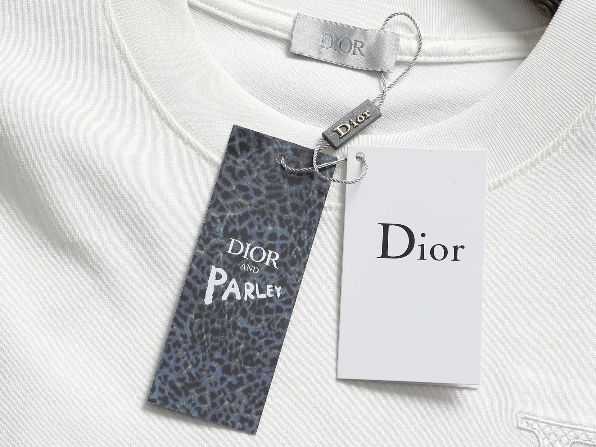 🅿️220 DIOR Dior CD letters Logo logo stitching embroidery🪡 Exquisitely upgraded, inspired by the 1980s retro Original fabric Official same style Customized 320g same vat dyed fabric Very comfortable to the touch Latest brick cabinet synchronization for spring and summer Fashionable and personalized Super versatile and good-looking one Very suitable for both men and women A must-have for everyone Hang tag Collar label Washed wheat Complete with three labels Color: Black White Size: S M L XL