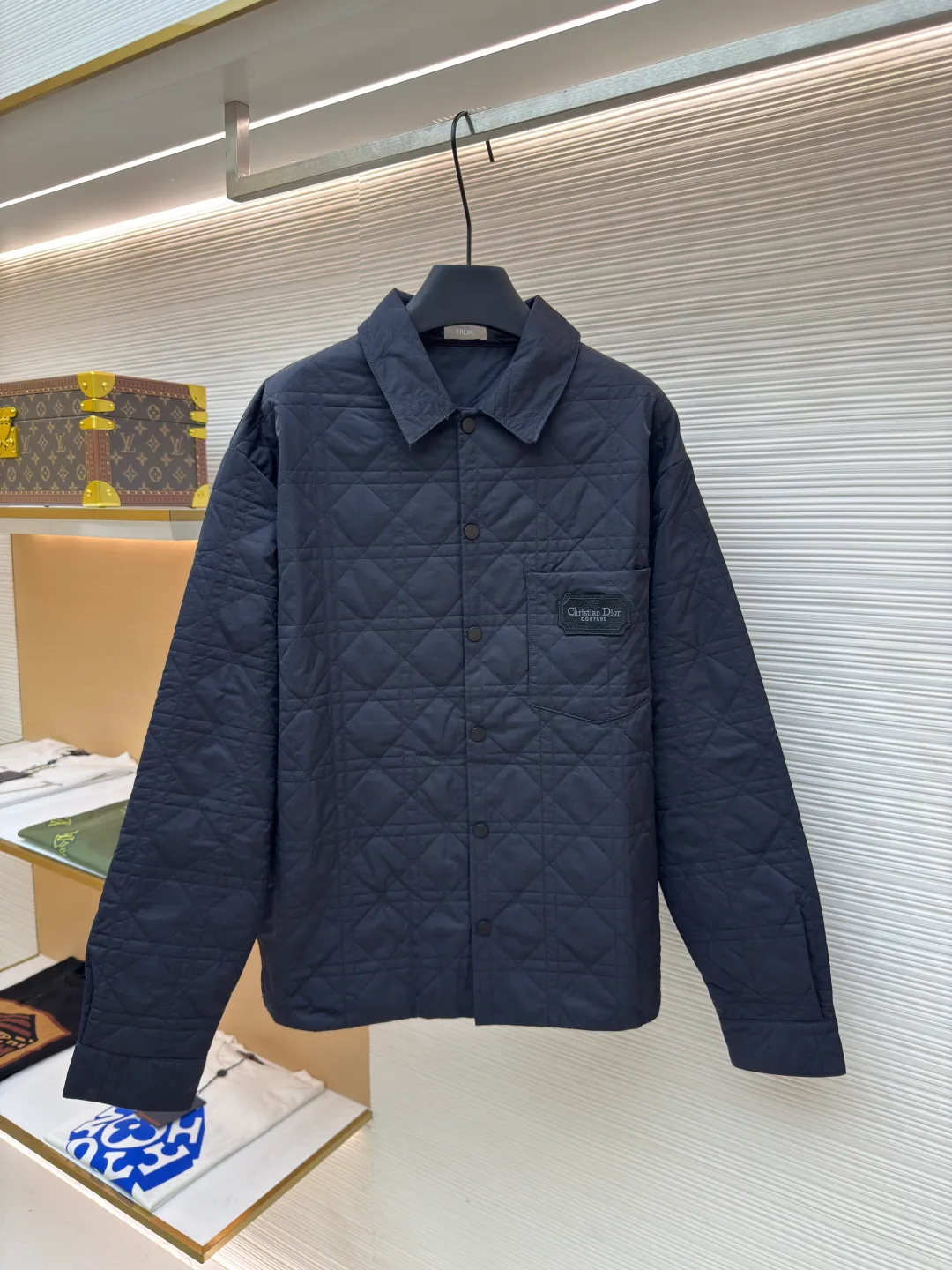 Dior rhombus quilted embroidered cotton coat ●Authentic product: 23000 purchased and developed ●Item number: 1680611-C55 ●Fabric: 50D nylon high-density bias fabric ●Technology: Made on positioning cutting machine ●Version: Fitted version ●Weight: about 540 grams ●Size: XS-S-M-L ●Description: The fabric is made of 50D nylon high-density bias, the lining is the same fabric, the Y version is purchased in AB color, and the color of the bulk fabric is ordered and dyed. The surface fabric uses piece cloth quilting embroidery technology, light nylon thick thread, the bottom is a non-woven interlayer of 800, one-inch 11-needle ultra-dense thread spacing, the whole piece The pockets on the front and back of the garment are cut with matching grids and lines to restore the pattern. The left and right grids are centered respectively. The Behringer embroidery machine imported from Japan is embroidered. The water-soluble fabric is used as the base for embroidery with pure cotton embroidery thread. The semi-finished product is dissolved in cold water to remove the fabric and made into a chapter. It comes with a lacquered four-button buckle with letter logo feel. The overall wiring is straight and delicate, the fabric is comfortable and soft, and the color is consistent without color difference. It can be matched with the same style to create a fashionable look and control various occasions. Customized accessories, complete with three standards, same style for men and women!
