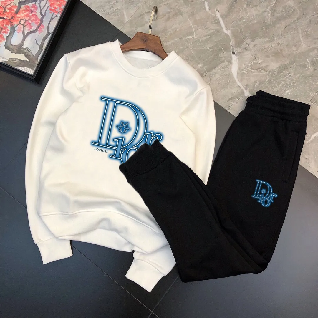 🅿️380 direct batch [DIOR Dior] (Fat Man Gospel) hot-selling suit is coming. Focus on the original version of the official website. 2025 new hot-selling sweatshirt suit. The original order is the best. 🇭🇰The meticulous work of top designers. Just for a fitting and perfect upper body effect. All-natural high-quality Roman cotton 100%, close-fitting comfort, noble and elegant! Original hardware embodies elegance and nobility! Counter size: M-5XL (maximum wear up to 220 pounds)