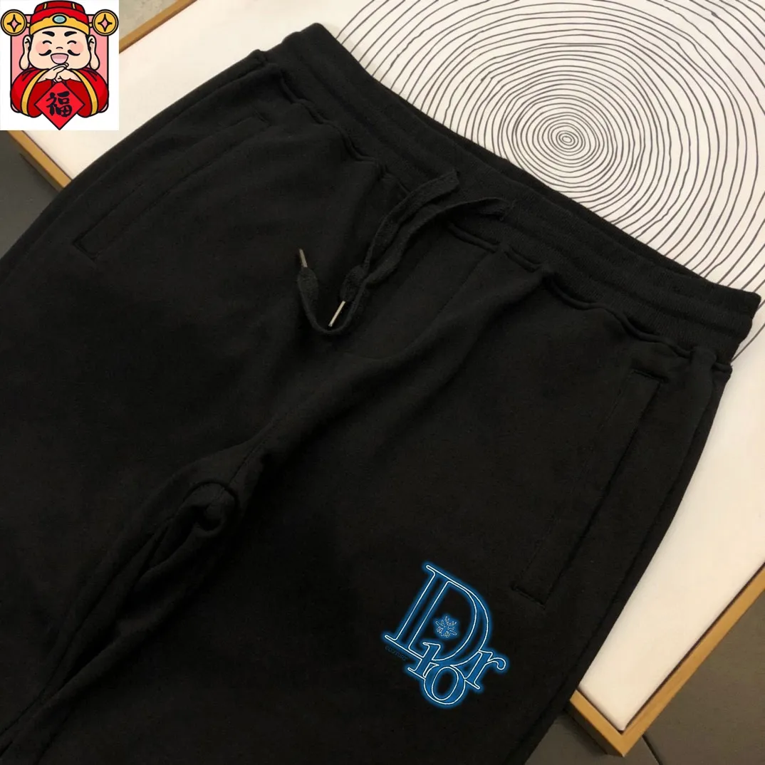 🅿️380 direct batch [DIOR Dior] (Fat Man Gospel) hot-selling suit is coming. Focus on the original version of the official website. 2025 new hot-selling sweatshirt suit. The original order is the best. 🇭🇰The meticulous work of top designers. Just for a fitting and perfect upper body effect. All-natural high-quality Roman cotton 100%, close-fitting comfort, noble and elegant! Original hardware embodies elegance and nobility! Counter size: M-5XL (maximum wear up to 220 pounds)