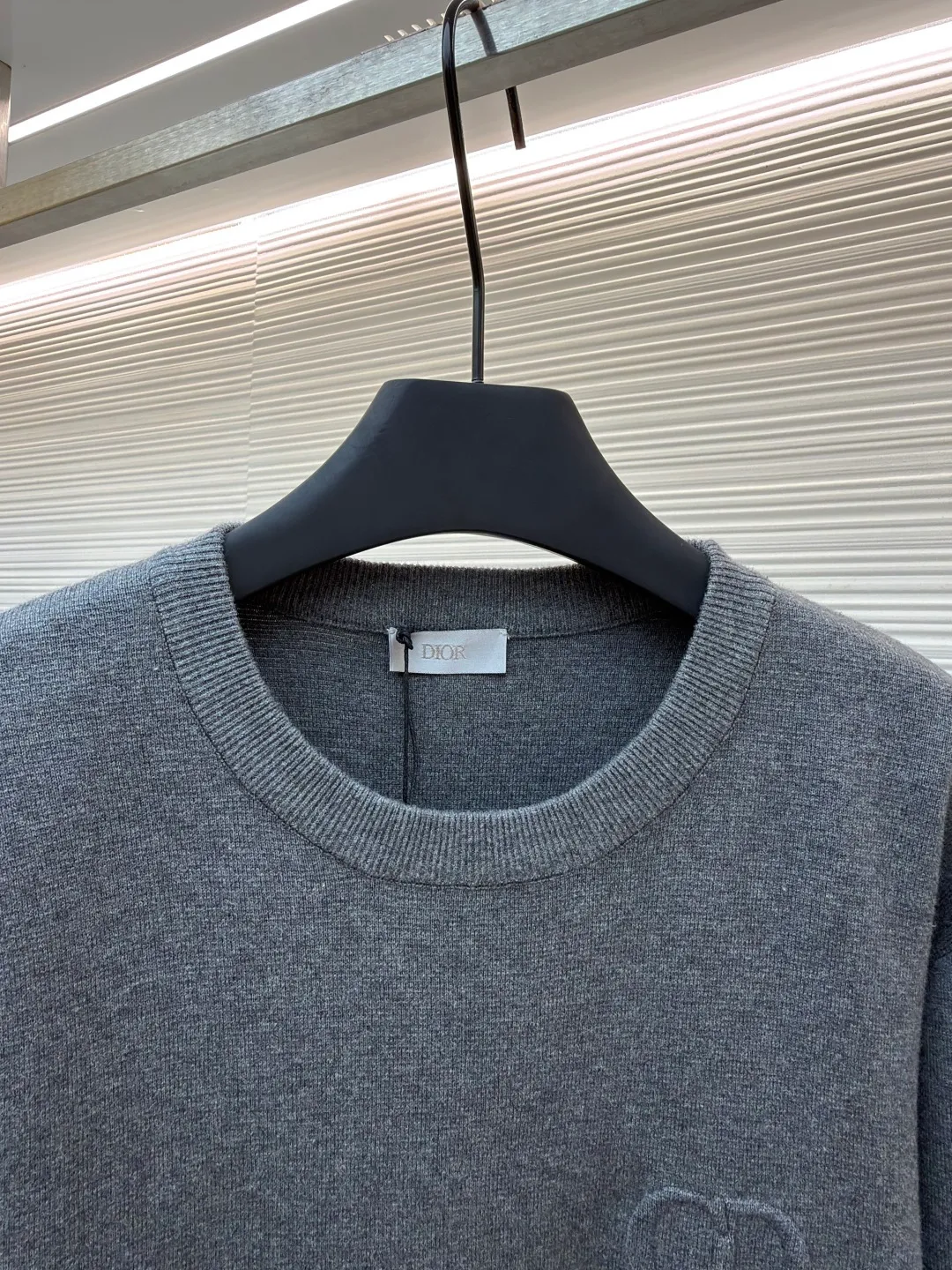 Dior CD letter crew neck sweater ●Original version: purchased and developed for 11500 ●Item number: 1680972-A85 ●Fabric: wool blended fabric ●Technology: knitting ●Version: fitted version ●Weight: about 565 grams ●Size: XS-S-M-L ●Description: The wool material is made of 48 counts of ultra-fine 50% wool and 50% cotton blended yarn. It uses an imported 14-gauge wool loom to double-sided three-dimensional weaving. A single piece takes 270 minutes per piece. The letters on the chest are molded and made with silicone three-dimensional relief embossing technology. Three-label washing is made to order. The overall wiring is straight and delicate, the fabric is comfortable and soft, and the color is consistent without color difference. It can be matched with the same style to create a fashionable look and control various occasions. Customized accessories, complete with three standards, same style for men and women!