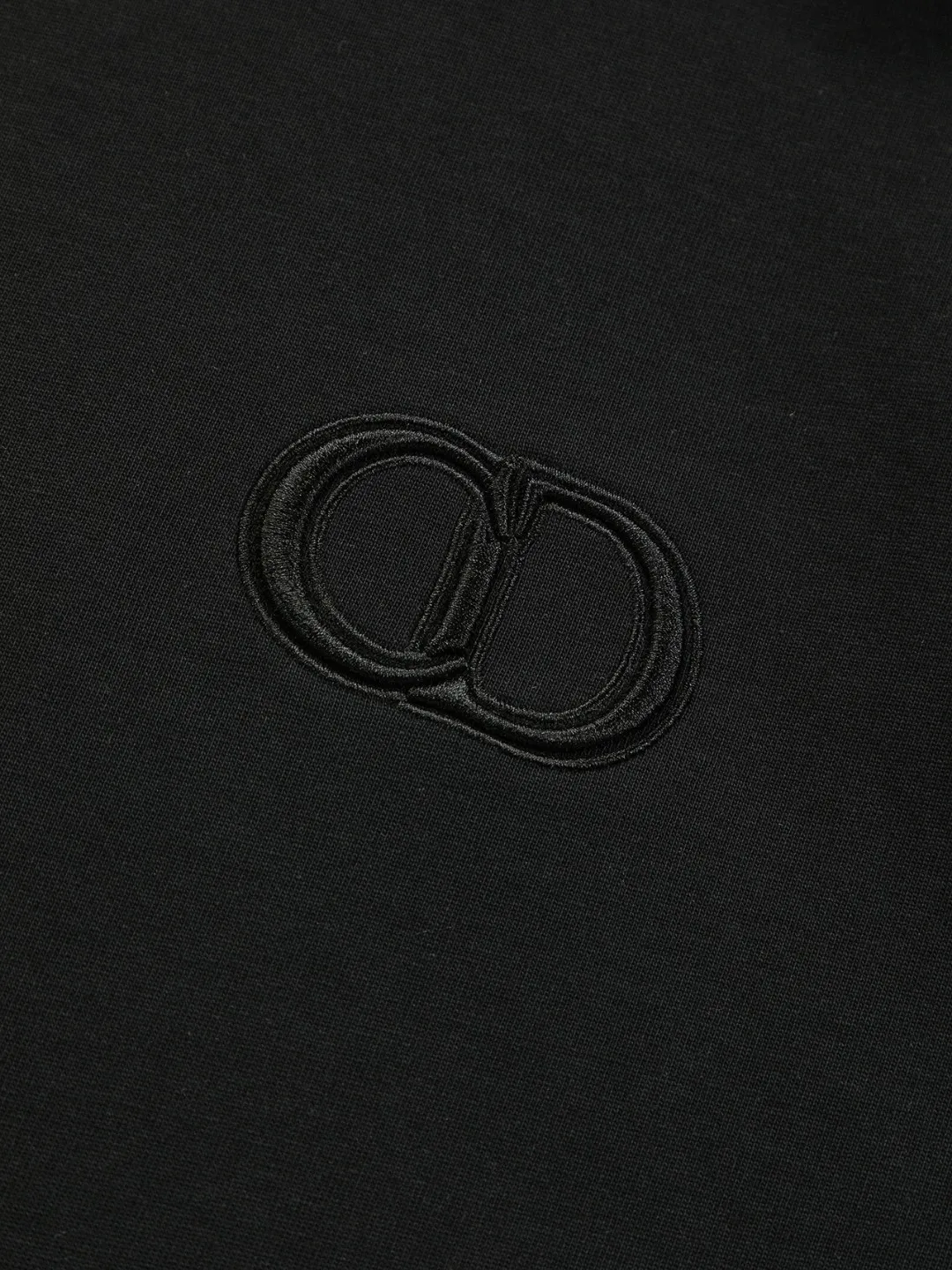 🅿️190 Dior Dior micro wide version CD micro wide version S-XL 26ss new product counter timeless classic CD letter embroidery🪡logo pattern As the leader in the luxury world, the D family is well-deserved. The first thing that catches the eye is the loose and comfortable black and white solid color version of the piece we are going to talk about today. The ribbed round collar has become the best modification of its version, and the D family has the upper body LOGO listed on the front, and the unique embroidery design of the letter logo patch highlights the texture! The most traditional modification method combined with the simplest color scale contrast forms the strongest and direct contrast, and this is often the most concise and clear minimalist modification method~~A nostalgic classic atmosphere also spreads in this work inadvertently! ! Featuring a distinctive 47 logo patch embroidery on the front, a unique tribute to Dior's historic year! Coupled with the blessing of 320 grams of cotton material, both the upper body comfort and the existence are unparalleled. It can be said to be a must-have companion in summer. The excellent breathability and comfortable wearing feeling are unparalleled~ Recommended! ! Color: Black White Blue Size: S-XL Size chart: S: Shoulder width 55-Bust 56-Length 71.5 M: Shoulder width 56.5-Bust 58-Length 73 L: Shoulder width 58-Bust 60-Length 74.5 XL: Shoulder width 59.5-Bust 62-Length 76