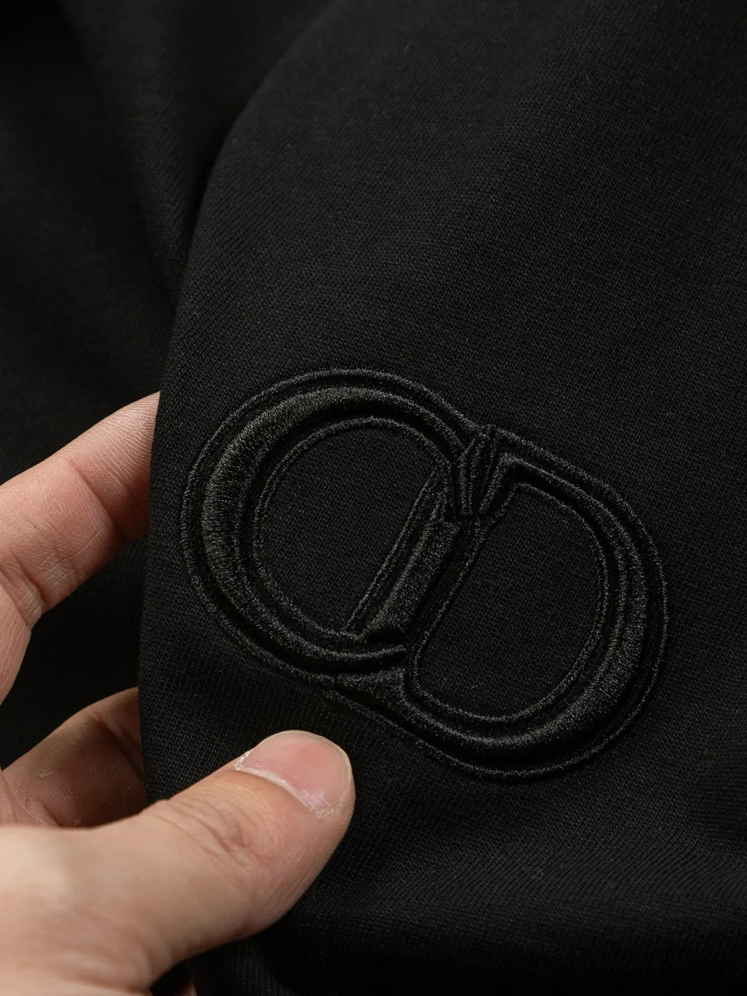 🅿️190 Dior Dior micro wide version CD micro wide version S-XL 26ss new product counter timeless classic CD letter embroidery🪡logo pattern As the leader in the luxury world, the D family is well-deserved. The first thing that catches the eye is the loose and comfortable black and white solid color version of the piece we are going to talk about today. The ribbed round collar has become the best modification of its version, and the D family has the upper body LOGO listed on the front, and the unique embroidery design of the letter logo patch highlights the texture! The most traditional modification method combined with the simplest color scale contrast forms the strongest and direct contrast, and this is often the most concise and clear minimalist modification method~~A nostalgic classic atmosphere also spreads in this work inadvertently! ! Featuring a distinctive 47 logo patch embroidery on the front, a unique tribute to Dior's historic year! Coupled with the blessing of 320 grams of cotton material, both the upper body comfort and the existence are unparalleled. It can be said to be a must-have companion in summer. The excellent breathability and comfortable wearing feeling are unparalleled~ Recommended! ! Color: Black White Blue Size: S-XL Size chart: S: Shoulder width 55-Bust 56-Length 71.5 M: Shoulder width 56.5-Bust 58-Length 73 L: Shoulder width 58-Bust 60-Length 74.5 XL: Shoulder width 59.5-Bust 62-Length 76