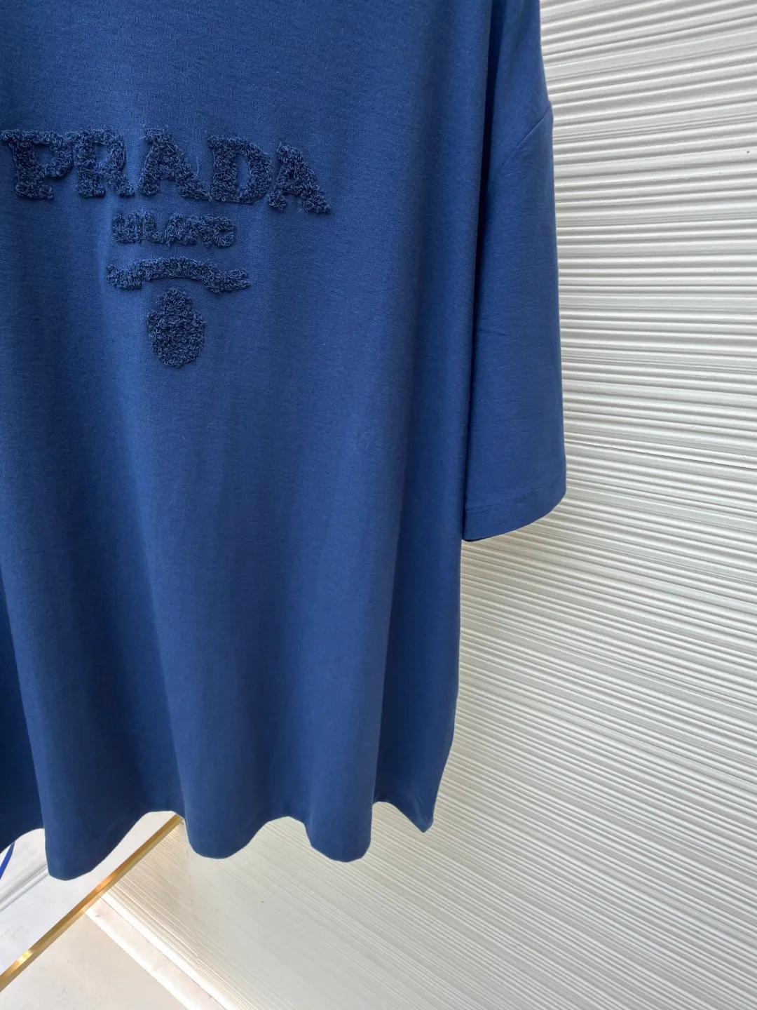 Prada terry embroidered short sleeves ●Original version: Purchased and developed for 10700 ●Item number: 1682426-X95 ●Fabric: double-woven satin fabric ●Technology: terry embroidered production ●Color: blue ●Version: Fitted version ●Weight: about 235 grams ●Size: S-M-L-XL ●Description: Customized dense double-woven satin Excellent texture Comfortable and flawless tones Pure and elegant Its ingenious and homogeneous towel embroidered Prada logo adds brand recognition without being complicated. It can lead the fashion trend with just one color and is a versatile item. Using towel embroidery technology, a traditional hand-made embroidery technology, the embroidery is carried out using needle methods and completed by changing the hooking action of a special machine head. The coils are interlocked one by one, thus bringing a towel-like texture and effect. The fabrics have been washed and have a better hand feel and texture. It is not easy to deform, shrink or fade, and maintains long-term beauty. The overall wiring is straight and delicate, the fabric is comfortable and soft, and the color is consistent without color difference. It can be matched with the same style to create a fashionable look and control various occasions. Customized accessories, complete with three standards, same style for men and women!