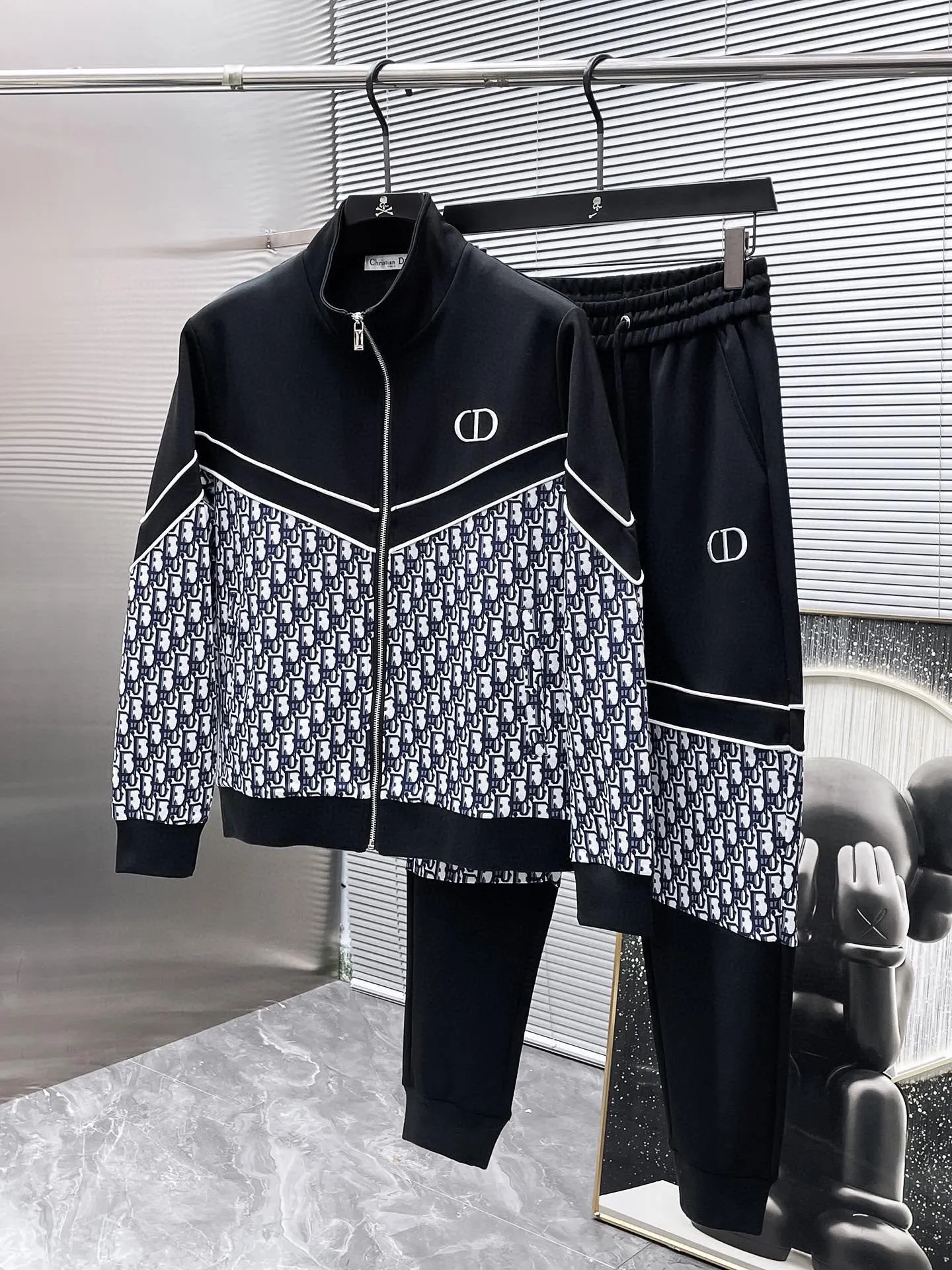 🅿️720 Dior hot-selling suit is coming. Focus on the original version of the official website. 2025 new hot-selling cardigan suit. The original order is the best. 🇭🇰The meticulous work of top designers. It has a fitting and perfect upper body effect. All-natural high-quality Tencel Roman cotton 100%, close-fitting comfort, noble and elegant! Original hardware embodies elegance and nobility! Counter size: M-3XL (maximum wear up to 190 pounds)