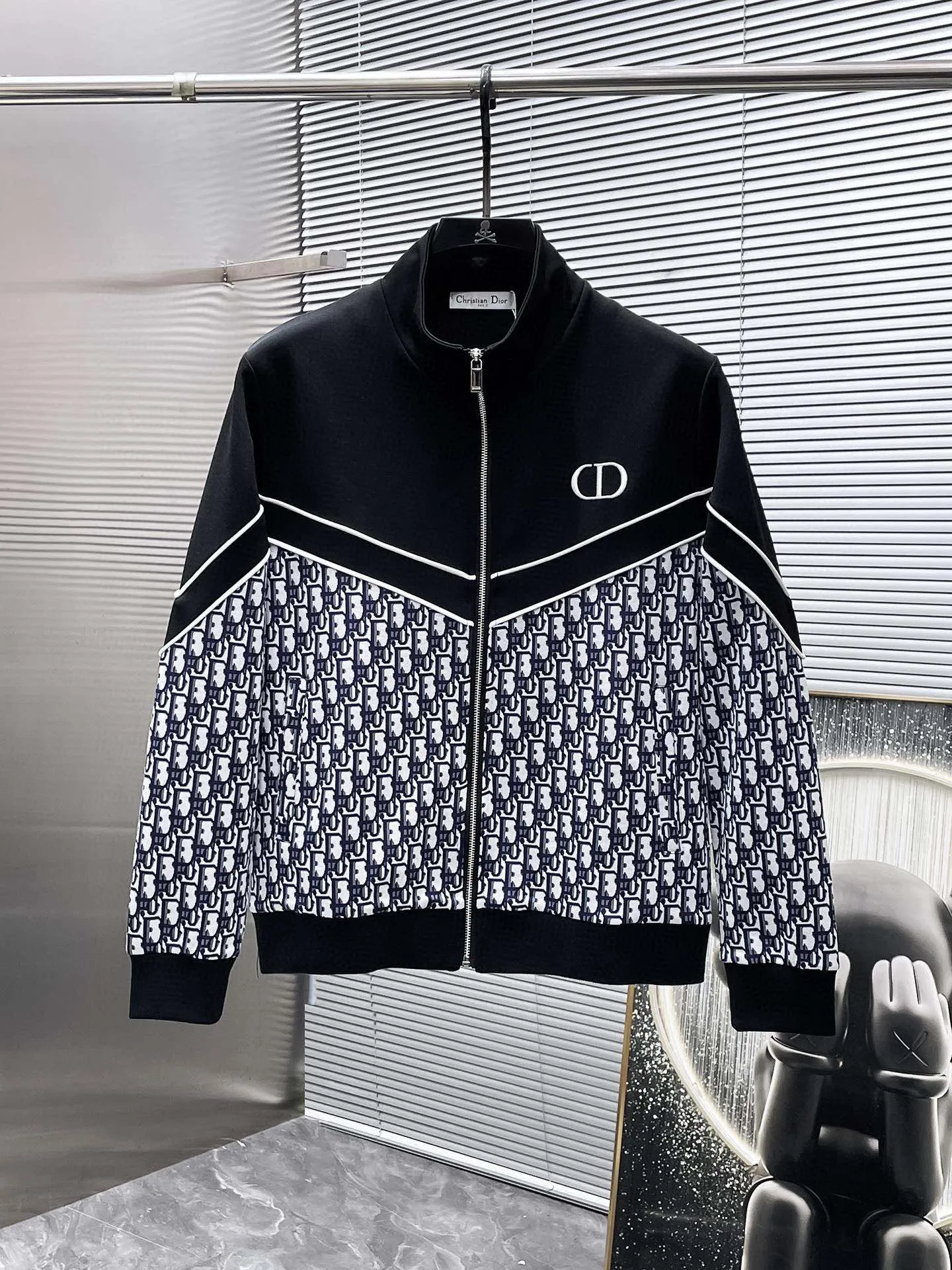 🅿️720 Dior hot-selling suit is coming. Focus on the original version of the official website. 2025 new hot-selling cardigan suit. The original order is the best. 🇭🇰The meticulous work of top designers. It has a fitting and perfect upper body effect. All-natural high-quality Tencel Roman cotton 100%, close-fitting comfort, noble and elegant! Original hardware embodies elegance and nobility! Counter size: M-3XL (maximum wear up to 190 pounds)