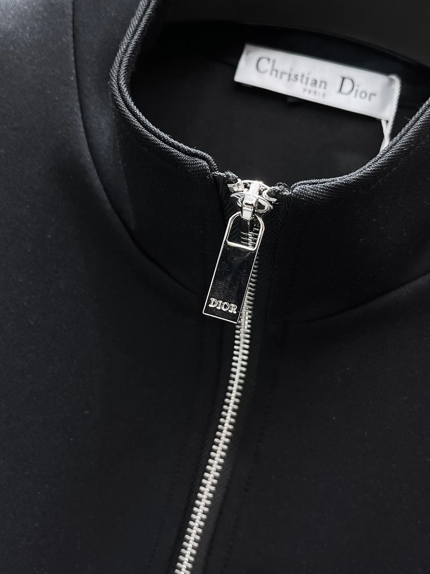 🅿️720 Dior hot-selling suit is coming. Focus on the original version of the official website. 2025 new hot-selling cardigan suit. The original order is the best. 🇭🇰The meticulous work of top designers. It has a fitting and perfect upper body effect. All-natural high-quality Tencel Roman cotton 100%, close-fitting comfort, noble and elegant! Original hardware embodies elegance and nobility! Counter size: M-3XL (maximum wear up to 190 pounds)