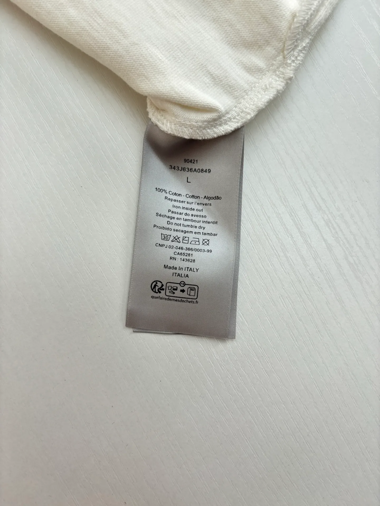 🅿️320 Dio*/Dior classic slogan letter printed hole washed short sleeves The fabric is made of 10s pure cotton slub plain fabric with a weight of 310g. This fabric is used as the collar, and the round collar is manually positioned on a flat machine. The front and back panels are printed with hand-made platen silk screen glue, and the film is engraved with laser dots to create a hollowed-out effect of missing letters. The clothes are designed with bifurcated sides, and the hems of the front and rear panels are cut with a special machine to pick the legs. There are lines on the surface to create a hollow effect. The entire garment is manually positioned and cut with holes, and the garment is fermented and washed to create a nostalgic effect. Size：S/M/L/XL