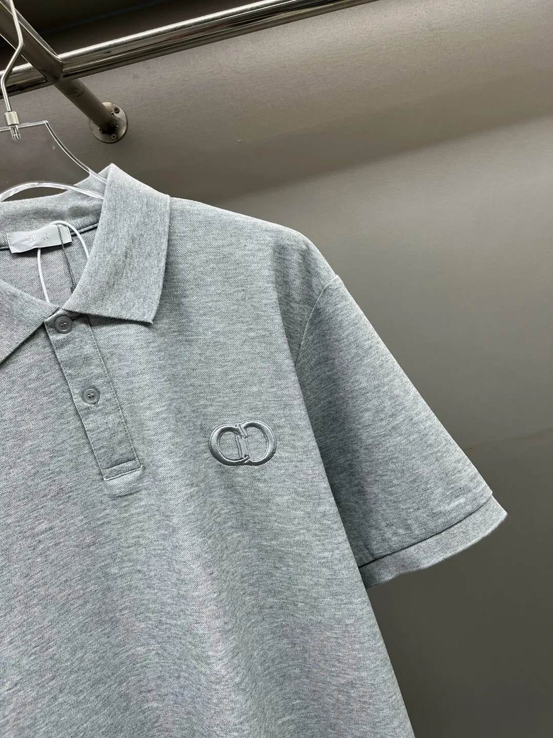 🅿️230 DIOR Dior CD embroidered new Polo shirt. Original fabric. Official same style. Made of 210g pure cotton pique fabric, customized in the same vat dyeing fabric. It feels very comfortable and smooth. The version is quite wide and stylish. Produced by a first-line brand factory. Imported Behringer embroidery machine. The embroidery is full and textured. The collar rib is woven with imported yarn. It will not deform after long-term wear. The latest style for spring and summer. Fashionable and individual. Super versatile and good-looking. It is very suitable for both men and women. It is a must-have item. Color: black, white, royal blue, gray. Size: S-XXL
