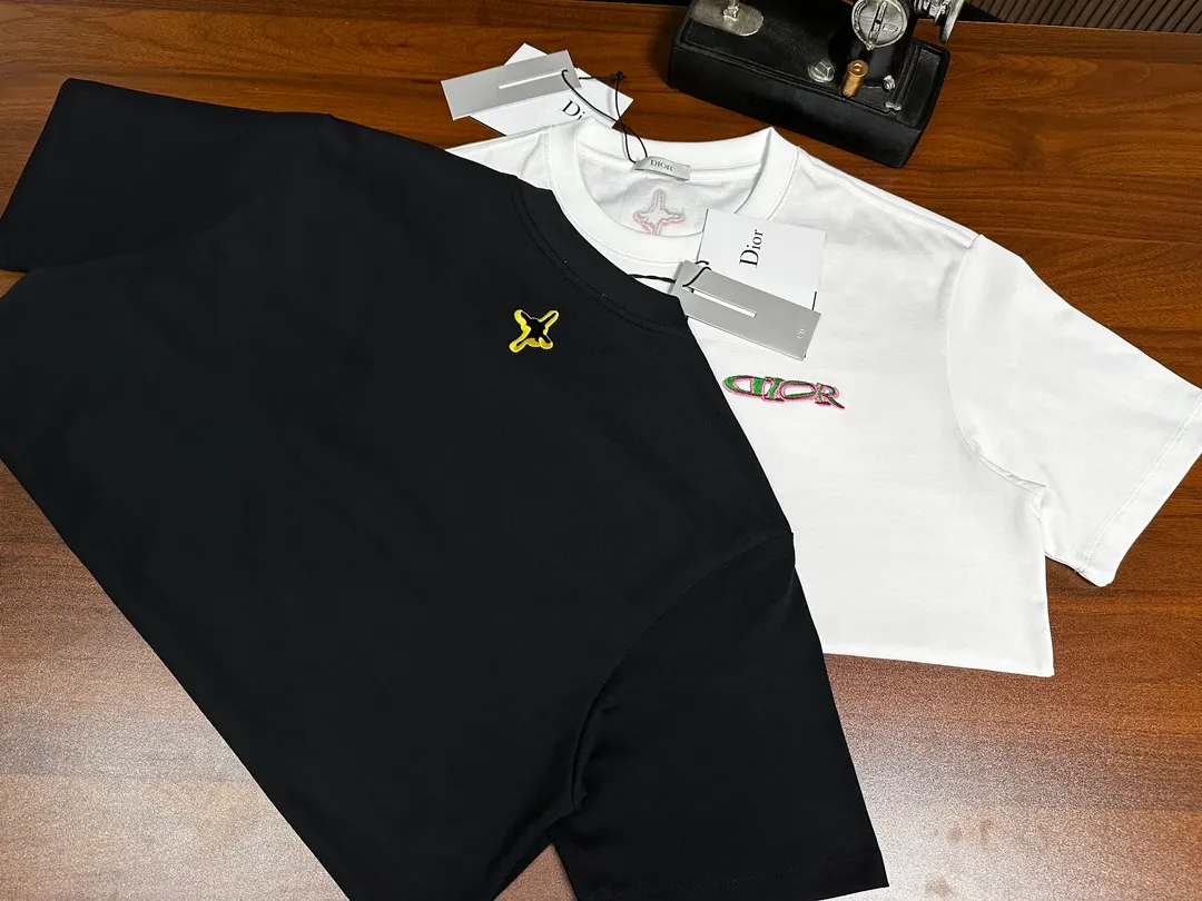 🅿️200 Dior short-sleeved T-shirt Technique: Embroidery Size: S~XL Color: Black White Fabric: combed tight cotton cover 280g, soft to the touch, meticulous workmanship. The same loose fit for men and women!