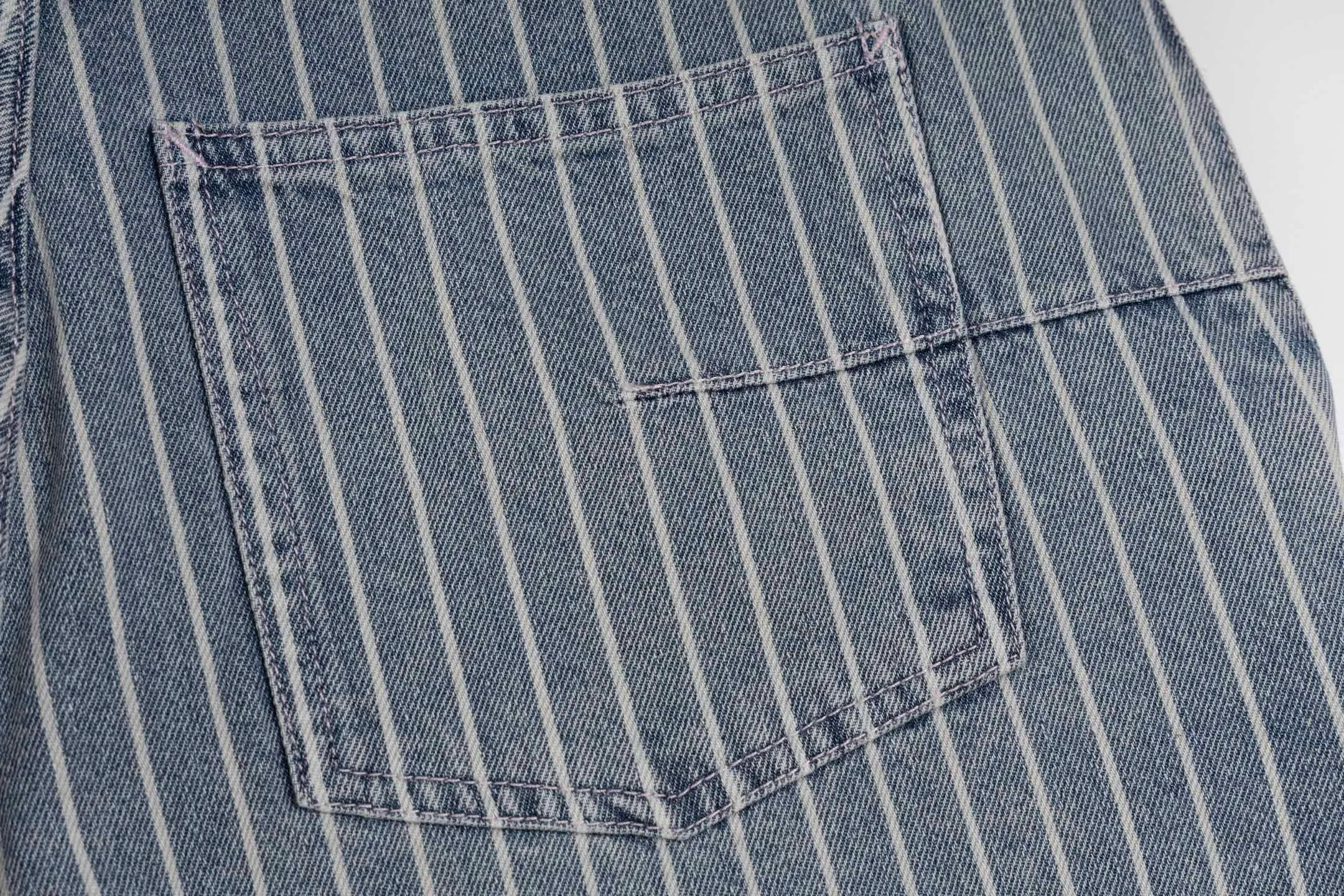 🅿️380 [Exclusive supply] CD Bermuda striped denim shorts. The fabric is made of blue striped cotton twill fabric. It is carefully made with an elegant silhouette and is decorated with Cistian Couture embroidery on the front, creating a classic and sophisticated look. Cistian Couture is a new product in the 2025 autumn series, reinterpreting the unique tailoring style. Size:S-M-L-XL