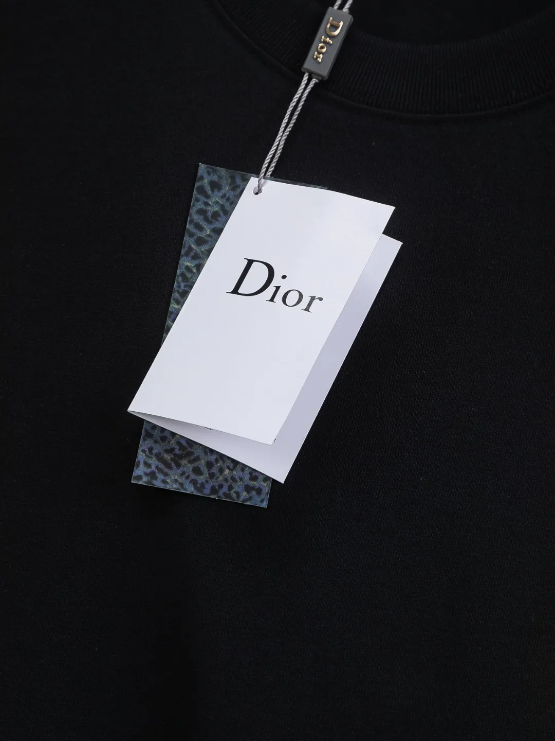 🅿️190 DIOR Dior Dior CD micro wide version S-XL 26ss will never fail classic style permanent boutique counter timeless classic style Dior Mountain logo multi-element micro-stamp letters 🪡 embroidered logo pattern heavy craftsmanship Unisex short-sleeved T-shirt, cotton blended terry jersey fabric, original development This comes from the 2025 beachwear limited series, full logo jacquard towel highlights the classic Obliave flower, with S-shaped round neck and topstitching, unique style, decorated with obliqve jacquard all over, ribbed round neck with V-shaped topstitching, customized accessories, and the whole body is customized and developed according to the Y board... Complete with three standards, it can control various styles, paying tribute to Dior's historic year! Coupled with the blessing of full-flower cotton material, both the upper body comfort and the existence are unparalleled. It can be said to be a must-have companion in summer. The excellent breathability and comfortable wearing feeling are unparalleled~ Recommended! ! Same style for men and women! Color: Black White Size: S-XL Size chart: S: Shoulder width 50-Bust 56-Length 70 M: Shoulder width 52-Bust 57-Length 72 L: Shoulder width 54-Bust 59-Length 74 XL: Shoulder width 56-Bust 62-Length 76