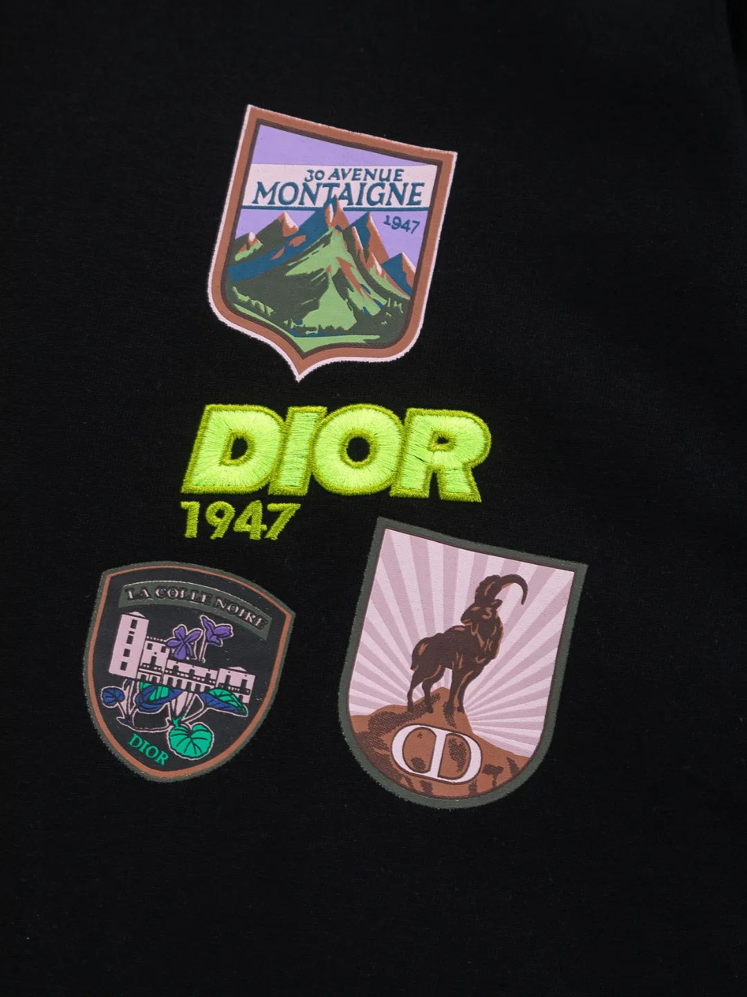 🅿️190 DIOR Dior Dior CD micro wide version S-XL 26ss will never fail classic style permanent boutique counter timeless classic style Dior Mountain logo multi-element micro-stamp letters 🪡 embroidered logo pattern heavy craftsmanship Unisex short-sleeved T-shirt, cotton blended terry jersey fabric, original development This comes from the 2025 beachwear limited series, full logo jacquard towel highlights the classic Obliave flower, with S-shaped round neck and topstitching, unique style, decorated with obliqve jacquard all over, ribbed round neck with V-shaped topstitching, customized accessories, and the whole body is customized and developed according to the Y board... Complete with three standards, it can control various styles, paying tribute to Dior's historic year! Coupled with the blessing of full-flower cotton material, both the upper body comfort and the existence are unparalleled. It can be said to be a must-have companion in summer. The excellent breathability and comfortable wearing feeling are unparalleled~ Recommended! ! Same style for men and women! Color: Black White Size: S-XL Size chart: S: Shoulder width 50-Bust 56-Length 70 M: Shoulder width 52-Bust 57-Length 72 L: Shoulder width 54-Bust 59-Length 74 XL: Shoulder width 56-Bust 62-Length 76