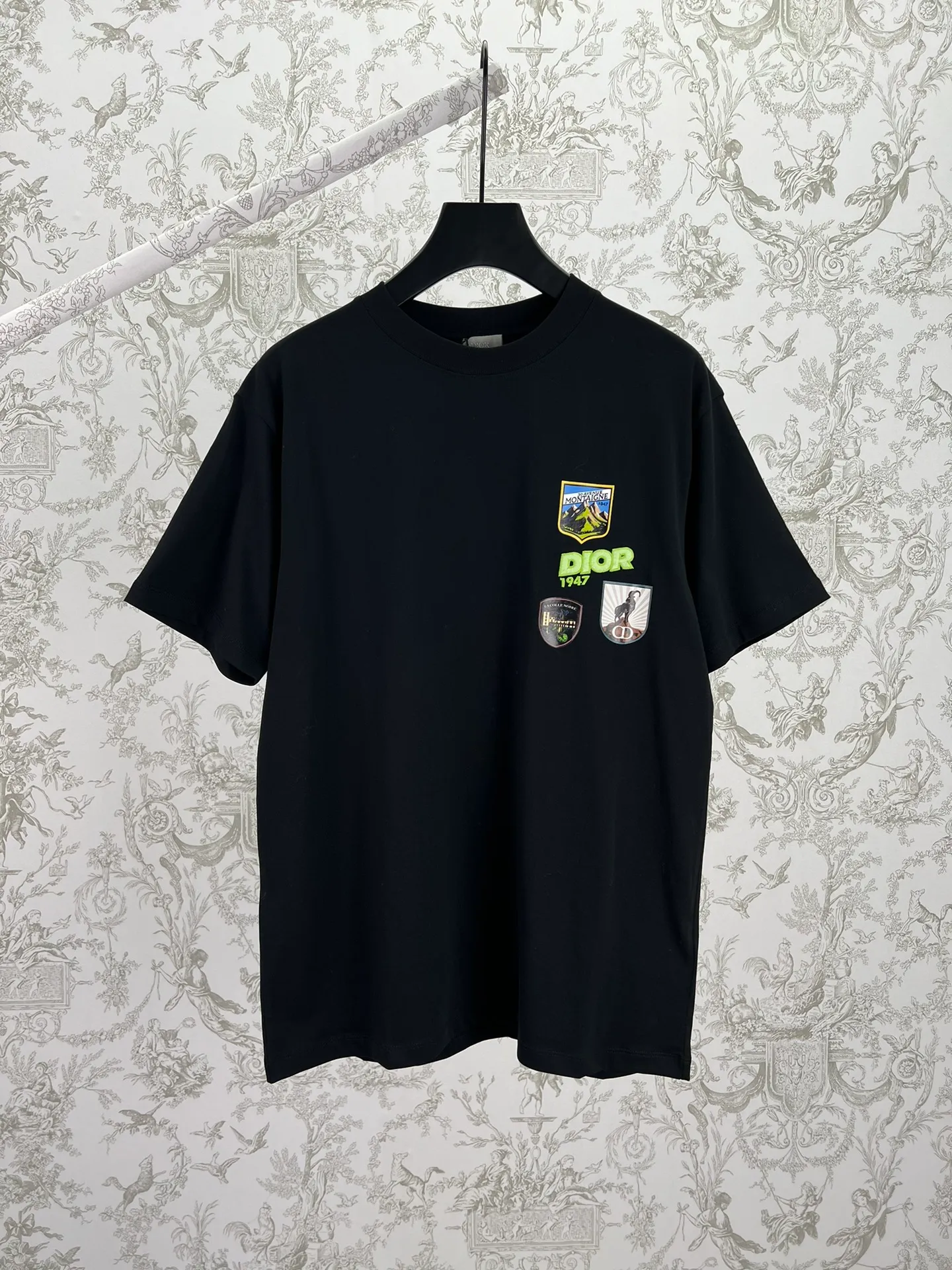 🅿️250 Dior 25ss new loose fit T-shirt white cotton jersey fabric Dior Mountain embroidery This Dior Mountain T-shirt is a new product of the 2026 spring men's collection. It is decorated with multi-color patches to show the mountain spirit and the classic Dior Haute Couture style logo inspired by the Dior archives. Crafted from black cotton jersey with a crew neck, it can be worn with the collection's trousers for a sophisticated look. Size: S.M.L.