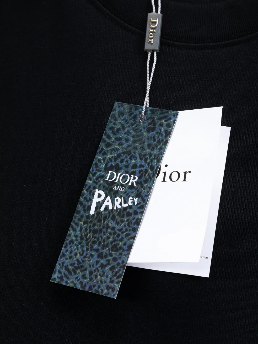 🅿️190 DIOR Dior Dior CD Micro-wide version S-XL Dior 26ss official website is always unbeatable Classic style Permanent boutique Counter timeless joint style Simple color letter printing logo on the chest + multiple color letter printing logo on the back Heavy craftsmanship Same style for men and women Short-sleeved T-shirt, cotton blended terry jersey fabric, original development This is from the 2025 beachwear limited series. The full-logo jacquard towel highlights the classic Obliave flower. It is matched with an S-shaped round neck and topstitching. It is unique. The whole body is decorated with obliqve jacquard. The ribbed round neck is matched with V-shaped topstitching. Customized accessories. The whole body is customized and developed according to the Y-panel... Complete with three standards, it can control various styles and pay tribute to Dior's historic year! Coupled with the blessing of full-flower cotton material, both the upper body comfort and the existence are unparalleled. It can be said to be a must-have companion in summer. The excellent breathability and comfortable wearing feeling are unparalleled~ Recommended! ! Same style for men and women! Color: Black White Size: S-XL Size chart: S: Shoulder width 50-Bust 56-Length 70 M: Shoulder width 52-Bust 57-Length 72 L: Shoulder width 54-Bust 59-Length 74 XL: Shoulder width 56-Bust 62-Length 76