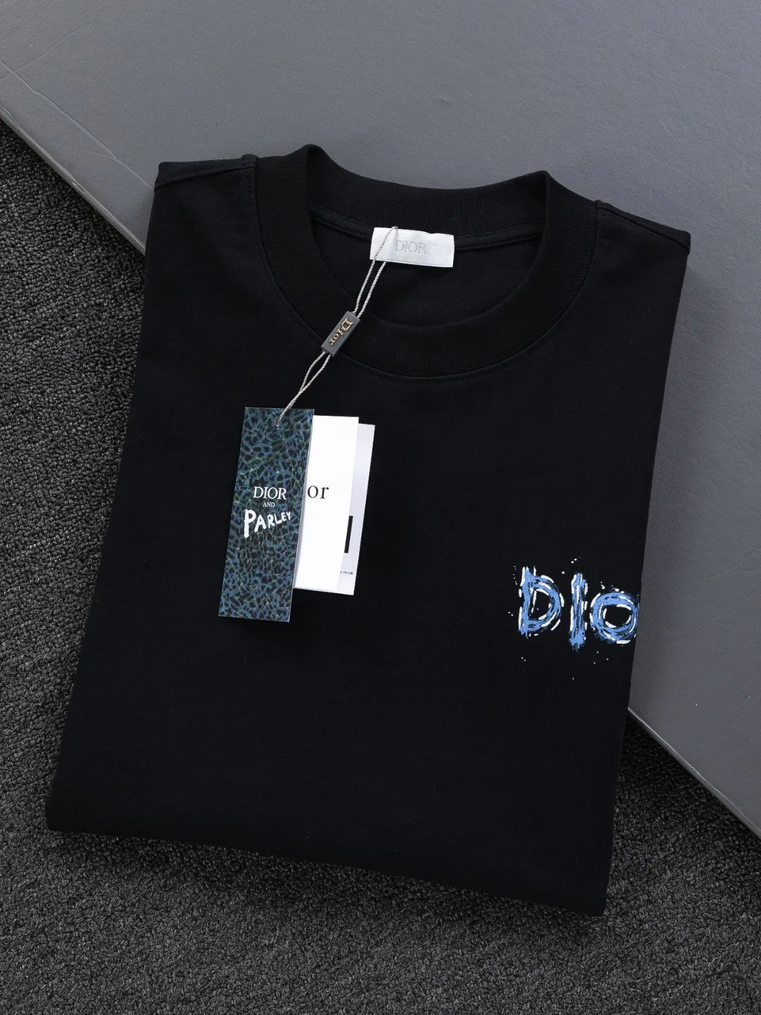 🅿️190 DIOR Dior Dior CD Micro-wide version S-XL Dior 26ss official website is always unbeatable Classic style Permanent boutique Counter timeless joint style Simple color letter printing logo on the chest + multiple color letter printing logo on the back Heavy craftsmanship Same style for men and women Short-sleeved T-shirt, cotton blended terry jersey fabric, original development This is from the 2025 beachwear limited series. The full-logo jacquard towel highlights the classic Obliave flower. It is matched with an S-shaped round neck and topstitching. It is unique. The whole body is decorated with obliqve jacquard. The ribbed round neck is matched with V-shaped topstitching. Customized accessories. The whole body is customized and developed according to the Y-panel... Complete with three standards, it can control various styles and pay tribute to Dior's historic year! Coupled with the blessing of full-flower cotton material, both the upper body comfort and the existence are unparalleled. It can be said to be a must-have companion in summer. The excellent breathability and comfortable wearing feeling are unparalleled~ Recommended! ! Same style for men and women! Color: Black White Size: S-XL Size chart: S: Shoulder width 50-Bust 56-Length 70 M: Shoulder width 52-Bust 57-Length 72 L: Shoulder width 54-Bust 59-Length 74 XL: Shoulder width 56-Bust 62-Length 76