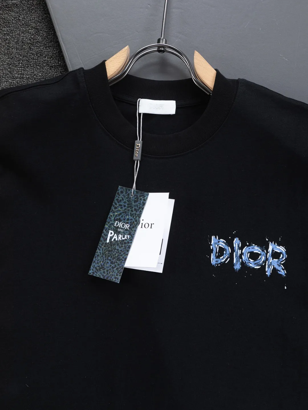 🅿️190 DIOR Dior Dior CD Micro-wide version S-XL Dior 26ss official website is always unbeatable Classic style Permanent boutique Counter timeless joint style Simple color letter printing logo on the chest + multiple color letter printing logo on the back Heavy craftsmanship Same style for men and women Short-sleeved T-shirt, cotton blended terry jersey fabric, original development This is from the 2025 beachwear limited series. The full-logo jacquard towel highlights the classic Obliave flower. It is matched with an S-shaped round neck and topstitching. It is unique. The whole body is decorated with obliqve jacquard. The ribbed round neck is matched with V-shaped topstitching. Customized accessories. The whole body is customized and developed according to the Y-panel... Complete with three standards, it can control various styles and pay tribute to Dior's historic year! Coupled with the blessing of full-flower cotton material, both the upper body comfort and the existence are unparalleled. It can be said to be a must-have companion in summer. The excellent breathability and comfortable wearing feeling are unparalleled~ Recommended! ! Same style for men and women! Color: Black White Size: S-XL Size chart: S: Shoulder width 50-Bust 56-Length 70 M: Shoulder width 52-Bust 57-Length 72 L: Shoulder width 54-Bust 59-Length 74 XL: Shoulder width 56-Bust 62-Length 76