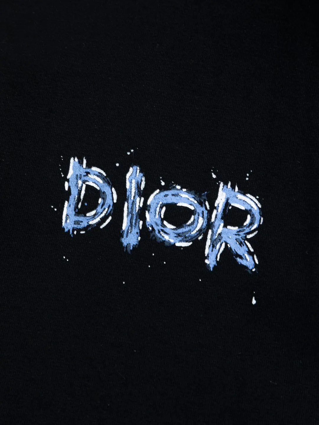 🅿️190 DIOR Dior Dior CD Micro-wide version S-XL Dior 26ss official website is always unbeatable Classic style Permanent boutique Counter timeless joint style Simple color letter printing logo on the chest + multiple color letter printing logo on the back Heavy craftsmanship Same style for men and women Short-sleeved T-shirt, cotton blended terry jersey fabric, original development This is from the 2025 beachwear limited series. The full-logo jacquard towel highlights the classic Obliave flower. It is matched with an S-shaped round neck and topstitching. It is unique. The whole body is decorated with obliqve jacquard. The ribbed round neck is matched with V-shaped topstitching. Customized accessories. The whole body is customized and developed according to the Y-panel... Complete with three standards, it can control various styles and pay tribute to Dior's historic year! Coupled with the blessing of full-flower cotton material, both the upper body comfort and the existence are unparalleled. It can be said to be a must-have companion in summer. The excellent breathability and comfortable wearing feeling are unparalleled~ Recommended! ! Same style for men and women! Color: Black White Size: S-XL Size chart: S: Shoulder width 50-Bust 56-Length 70 M: Shoulder width 52-Bust 57-Length 72 L: Shoulder width 54-Bust 59-Length 74 XL: Shoulder width 56-Bust 62-Length 76