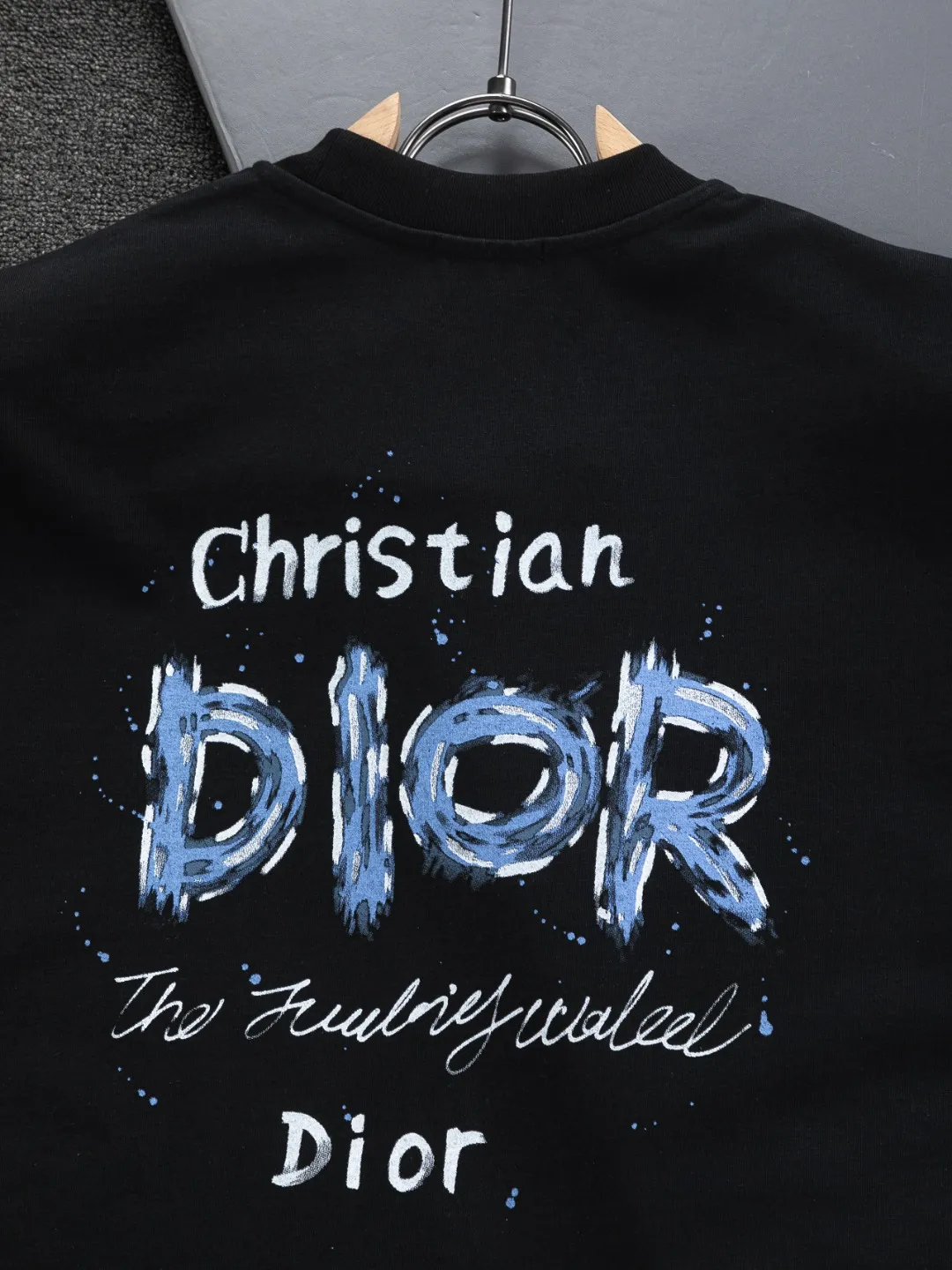 🅿️190 DIOR Dior Dior CD Micro-wide version S-XL Dior 26ss official website is always unbeatable Classic style Permanent boutique Counter timeless joint style Simple color letter printing logo on the chest + multiple color letter printing logo on the back Heavy craftsmanship Same style for men and women Short-sleeved T-shirt, cotton blended terry jersey fabric, original development This is from the 2025 beachwear limited series. The full-logo jacquard towel highlights the classic Obliave flower. It is matched with an S-shaped round neck and topstitching. It is unique. The whole body is decorated with obliqve jacquard. The ribbed round neck is matched with V-shaped topstitching. Customized accessories. The whole body is customized and developed according to the Y-panel... Complete with three standards, it can control various styles and pay tribute to Dior's historic year! Coupled with the blessing of full-flower cotton material, both the upper body comfort and the existence are unparalleled. It can be said to be a must-have companion in summer. The excellent breathability and comfortable wearing feeling are unparalleled~ Recommended! ! Same style for men and women! Color: Black White Size: S-XL Size chart: S: Shoulder width 50-Bust 56-Length 70 M: Shoulder width 52-Bust 57-Length 72 L: Shoulder width 54-Bust 59-Length 74 XL: Shoulder width 56-Bust 62-Length 76