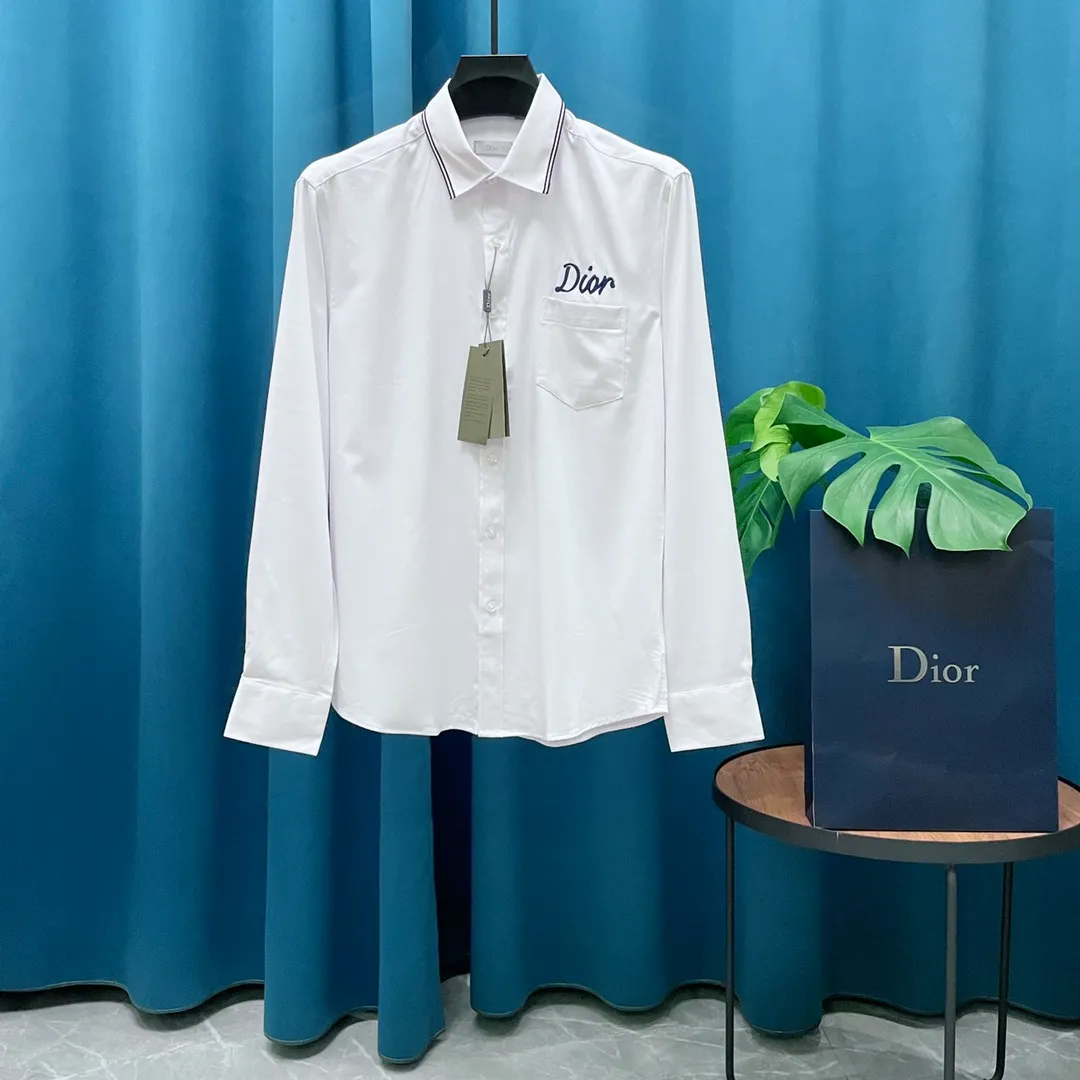 🅿️290 Dior➡️Dior long-sleeved shirt. The shirt pattern is adjusted according to the original version. The fabric is made of 100% pure cotton original customized fabric. Infrared positioning and cutting. The placket/front and back panels and sleeves are all aligned. Imported sewing equipment. Assembly line production. Neat wiring. The production process and its time-consuming materials. The original version is the same as the natural shell🐚 buttons. Three labels are complete. Comes with a spare button. Bags are the same for men and women🔥🔥🔥 Size: M-3XL