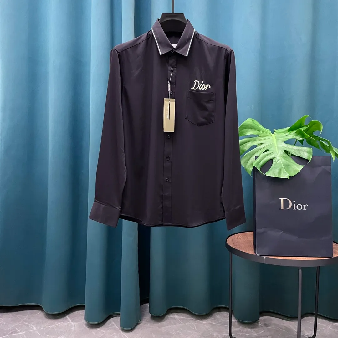 🅿️290 Dior➡️Dior long-sleeved shirt. The shirt pattern is adjusted according to the original version. The fabric is made of 100% pure cotton original customized fabric. Infrared positioning and cutting. The placket/front and back panels and sleeves are all aligned. Imported sewing equipment. Assembly line production. Neat wiring. The production process and its time-consuming materials. The original version is the same as the natural shell🐚 buttons. Three labels are complete. Comes with a spare button. Bags are the same for men and women🔥🔥🔥 Size: M-3XL