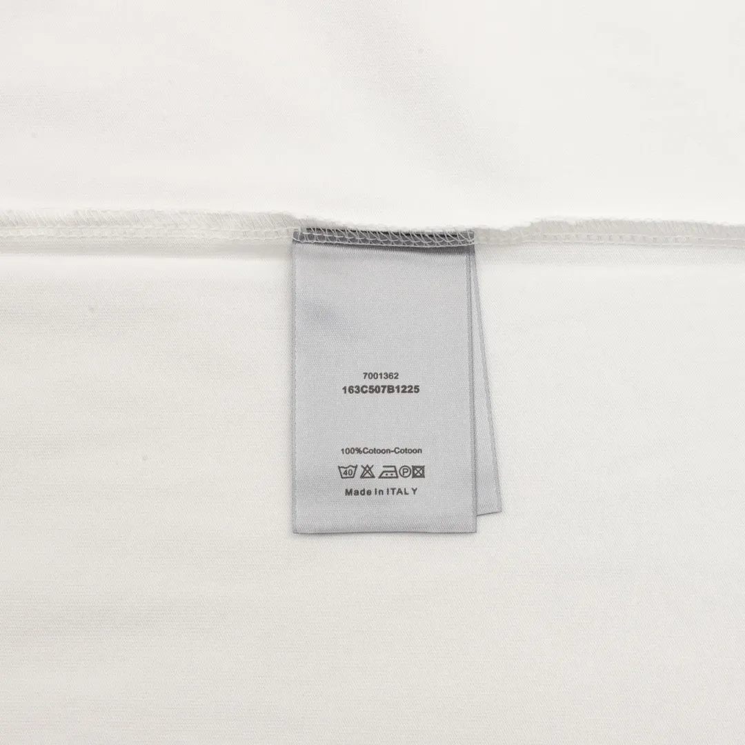 🅿️210 DIOR/Dior letter printed round neck short sleeves, made of 10S encrypted reinforced cotton and linen fabric, 250g; with 26S1×1 thread, 200g. The appearance of cotton and linen not only maintains the unique rough and crisp style of linen fabrics, but also has the soft characteristics of cotton fabrics, which improves the shortcomings of linen fabrics that are not clean enough and easy to fluff. The texture of the linen-cotton intertwined fabric is firm and smooth, and feels softer than pure linen; it is breathable and dry, can quickly discharge moisture, and does not stick to the body when sweating. size：S-L