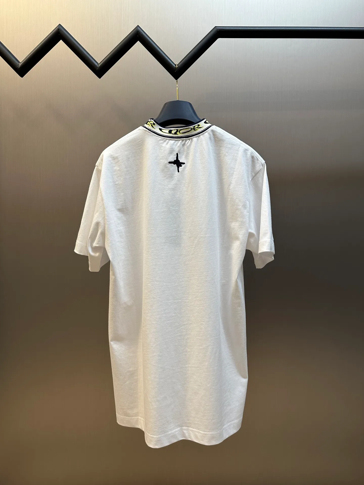 🅿️270 Dior artistic font rib short sleeves, cotton jersey fabric, made of 15S fine cotton plain weave, 230g; with threaded 32S double yarn rack, 300g. 15S is a relatively thick yarn used to make thicker and more durable fabrics. The fabric made of pure cotton natural fiber has the characteristics of good hygroscopicity, strong breathability, softness and comfort. Cotton fabrics are generally suitable for summer wear and can help keep your body dry and comfortable. The yarn passes alternately in the horizontal and vertical directions to form a simple cross structure; it has good elasticity and wear resistance.  The ribbed neckline is decorated with the joint series logo, the original artistic font is painted with flowers, and the flower collar pattern is woven with specific yarns of different colors. Fully computerized jacquard machine, the so-called computerized jacquard machine is to store the pattern data in a computer disk in advance, then put the disk into the computer of the loom, and the computer will control the weaving. The exquisite jacquard flat machine collar has clear and unique texture, rich color layers and is not easy to deform. Special double-layer weaving technology, rich color layering, strong three-dimensional jacquard effect on the surface, comfortable and skin-friendly, and good breathability.  The high-neck flat knit short-sleeved version and the round-neck short-sleeved T-shirt are restored in the design of the collar and cuffs, and special sewing methods or reinforcements are used to ensure the durability and comfort of these parts. Standard casual round neck short sleeves usually adopt a classic round neck design. The neckline is moderate in size, neither too tight nor too loose, and can well show the wearer's neck line.  size：xs s m l