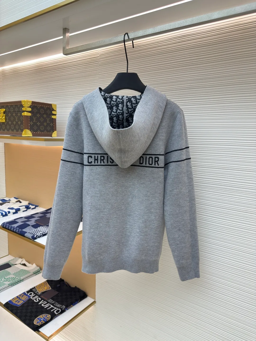 DIOR double-sided cashmere zipper jacket ●Item number: 1680431-B50 ●Fabric: Cashmere fabric ●Technology: Knitting ●Version: Fitted version ●Weight: about 895 grams ●Size: S-M-L-XL-XXL ●Description: Made of high-weight cashmere, warm, soft and comfortable! Reversible knit sweater with navy blue on one side and signature Oblique print on the other for a classic reversible look. The double-sided zipper with custom molding can be matched at will and the classic is reproduced. The overall wiring is straight and delicate, the fabric is comfortable and soft, and the color is consistent without color difference. It can be matched with the same style to create a fashionable look and control various occasions. Customized accessories, complete with three standards, same style for men and women!