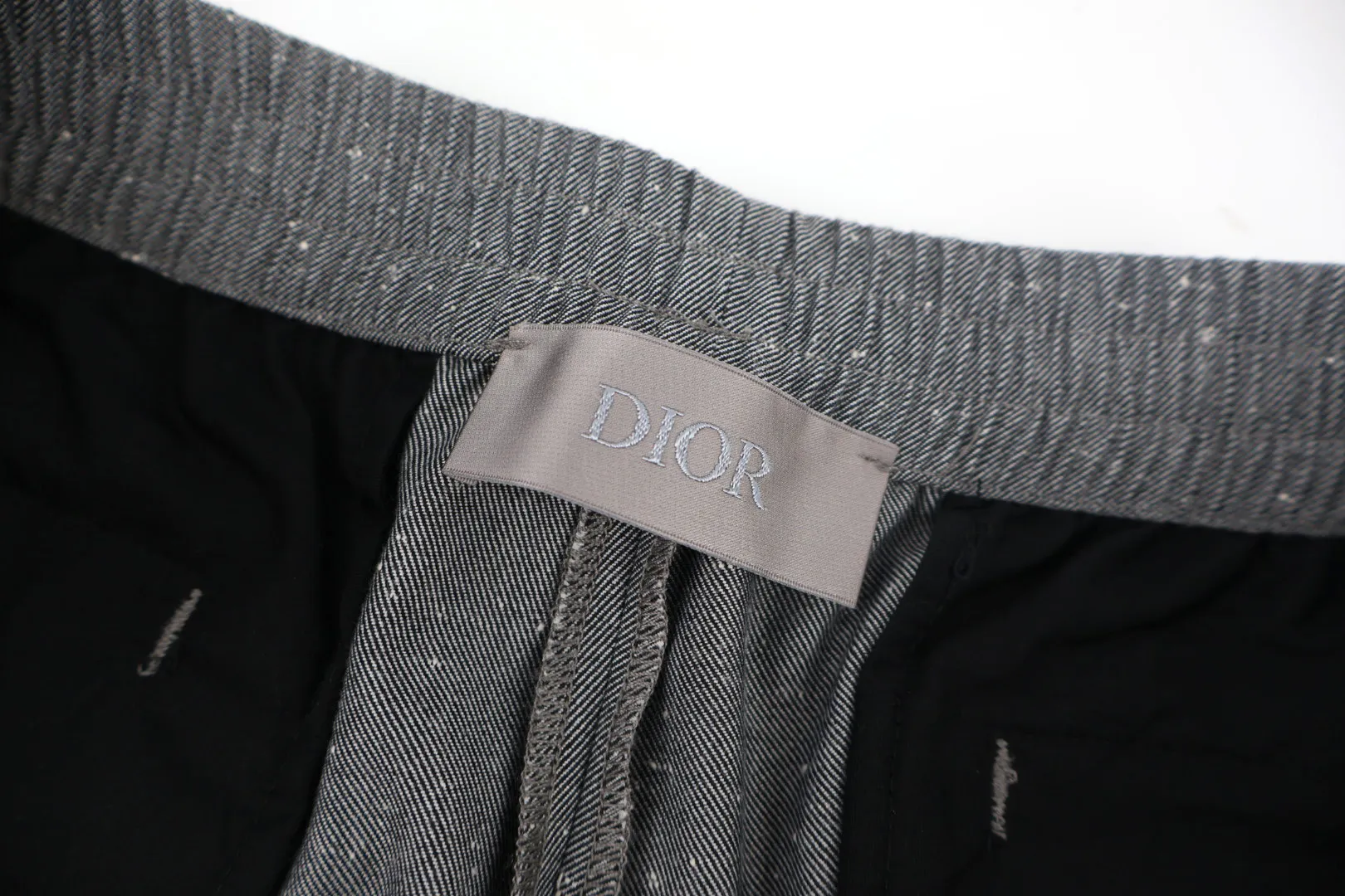 🅿️560 CD solid color wool trousers, originally purchased for 12800 and developed. The fabric is made of twill wool blended mulberry silk fabric. The white dot fabric is not available in the market and is specially customized. The cycle is 30 days. The ready-made fabrics are fermented and manually marked. Customized 1:1 zipper, customized 1:1 trademark, loose fit. Size:46-48-50-52
