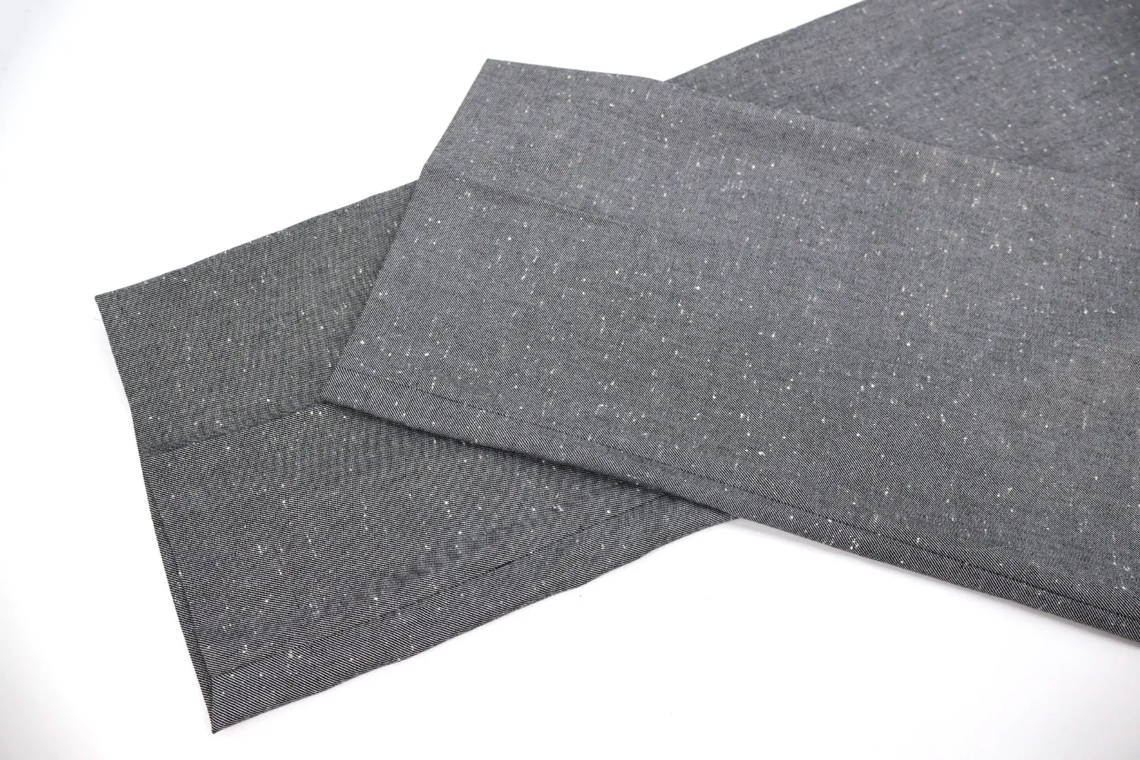 🅿️560 CD solid color wool trousers, originally purchased for 12800 and developed. The fabric is made of twill wool blended mulberry silk fabric. The white dot fabric is not available in the market and is specially customized. The cycle is 30 days. The ready-made fabrics are fermented and manually marked. Customized 1:1 zipper, customized 1:1 trademark, loose fit. Size:46-48-50-52