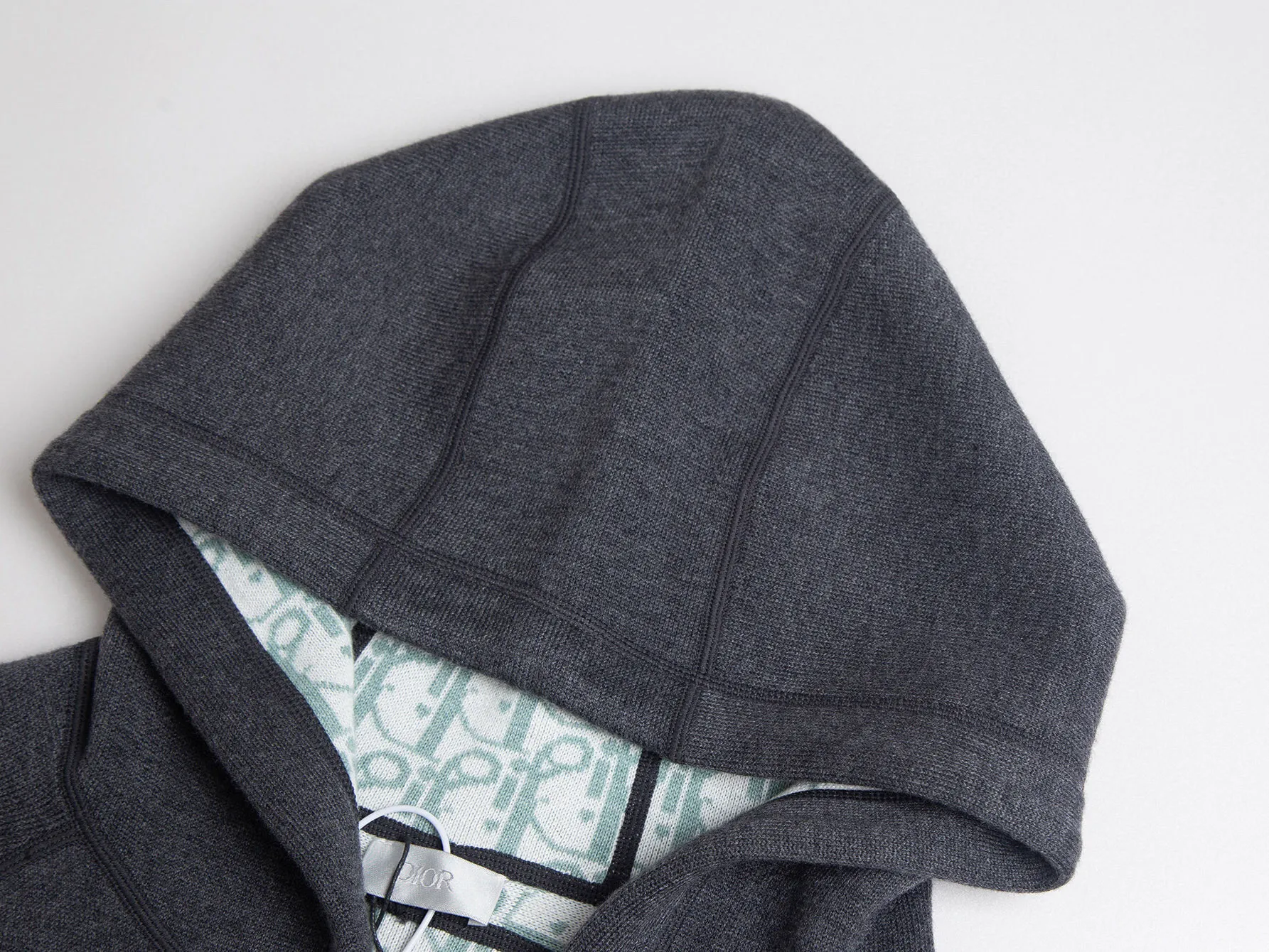 🅿️720 (No pressure in and out of the cabinet🔥 ZP version) Thick cashmere Double-sided🉑️Wearable The size is too large⚠️-Dior official website classic style🔥 Double-sided wearable different style letter logo jacquard cashmere blend hooded sweater jacket Men and women alike -Using ZP custom-dyed cashmere wool 98% cashmere fabric Threads are custom-dyed in the same cylinder with zero color difference Full set of auxiliary materials customized to distinguish the market currency. Welcome to compare - Color White Gray Dark Gray - Size S M L S-150 M -170 L-200 or less