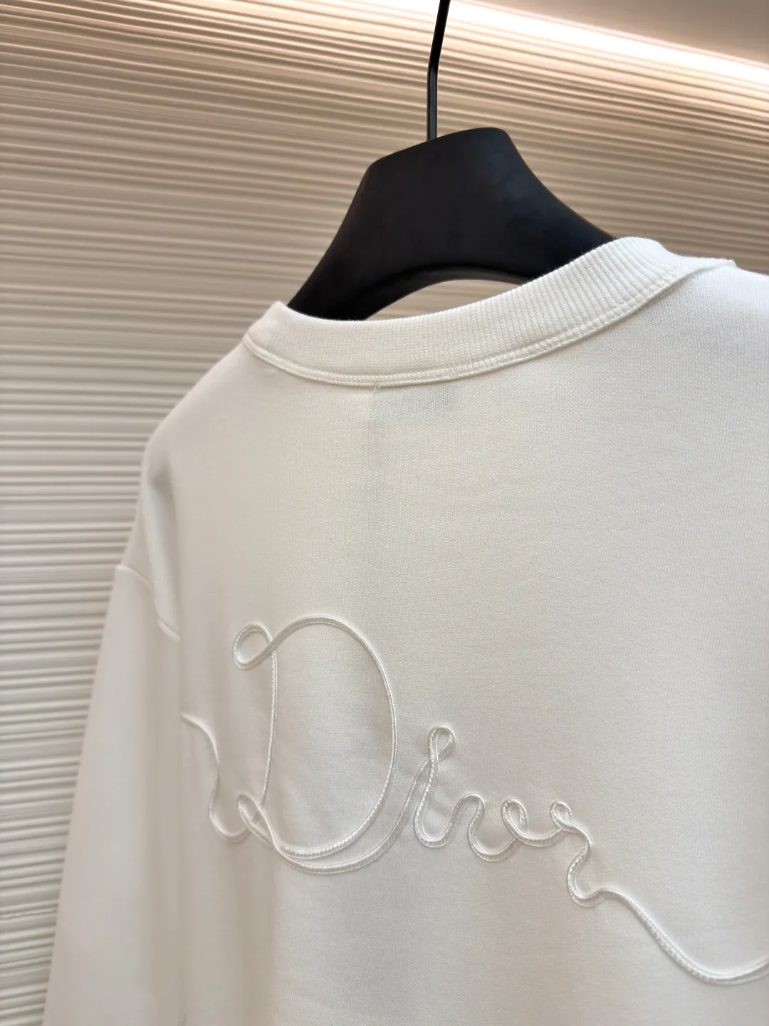 Dior woven satin badge crew neck sweatshirt ●Original version: Purchased and developed by 9976 ●Item number: 1681701-A60 ●Fabric: cotton fleece terry fabric ●Technology: embroidery production ●Color: white ●Version: fitted version ●Weight: about 575 grams ●Size: XS-S-M-L ●Description: The pure cotton texture fabric is made of 26-count double yarn + 10-count base yarn terry fabric, with a weight of 380g/㎡; it is matched with 21-count 2x2 rib, and the composition is 95% cotton and 5% spandex; the weight is 380g/㎡. The 26-count double yarn is used as the surface yarn, and the yarn is thinner, ensuring the delicate and smooth appearance of the fabric and good color fastness; while the 10-count bottom yarn is used as the terry yarn, and the yarn is thicker, forming loose loops during weaving. After unified raising or brushing treatment in the later stage, a layer of rich, dense and soft velvet is formed on the inside of the fabric. The high weight gives the sweatshirt a heavy drape and crisp texture, making it less prone to wrinkles and with stronger styling capabilities. The pure cotton material ensures excellent breathability, moisture absorption and skin-friendly feel, and the final white color appears pure and rich in texture. The overall wiring is straight and delicate, the fabric is comfortable and soft, and the color is consistent without color difference. It can be matched with the same style to create a fashionable look and control various occasions. Customized accessories, complete with three standards, same style for men and women!