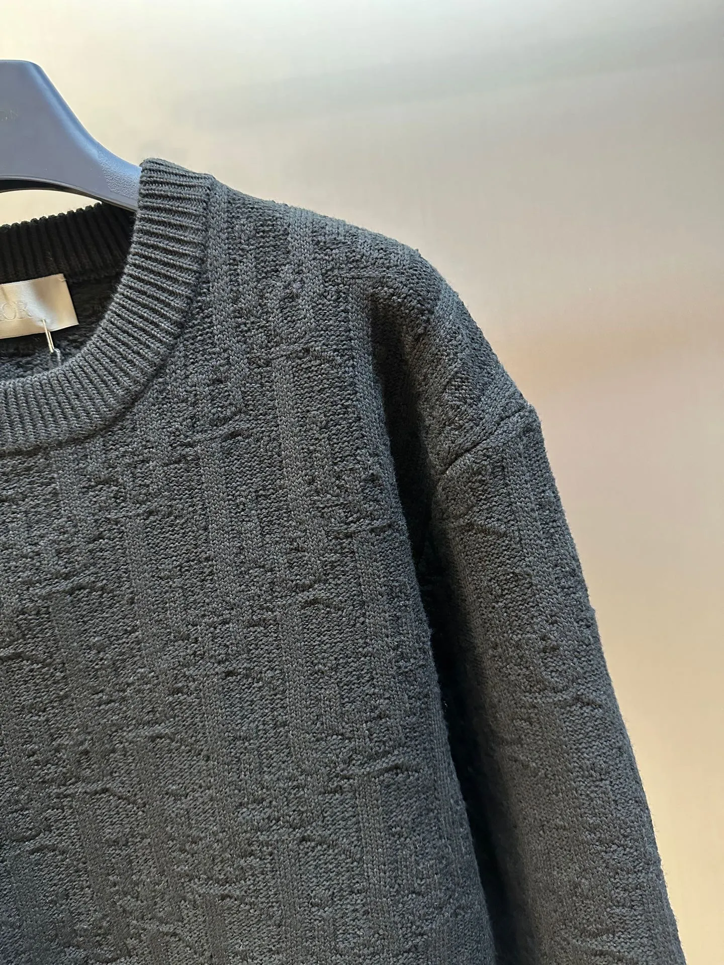 🅿️580 Dior Dark Pattern Presbyopia Sweater This sweater highlights Dior’s classic Oblique print. Crafted from gray cotton-blend jacquard in an oversized fit, it features ribbed details at the collar, cuffs and hem. Decorated with a tonal printed pattern throughout, subtle details enhance the style.  size：xs s m l