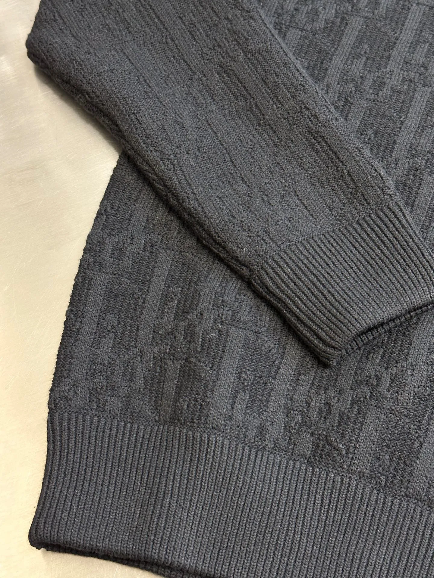 🅿️580 Dior Dark Pattern Presbyopia Sweater This sweater highlights Dior’s classic Oblique print. Crafted from gray cotton-blend jacquard in an oversized fit, it features ribbed details at the collar, cuffs and hem. Decorated with a tonal printed pattern throughout, subtle details enhance the style.  size：xs s m l