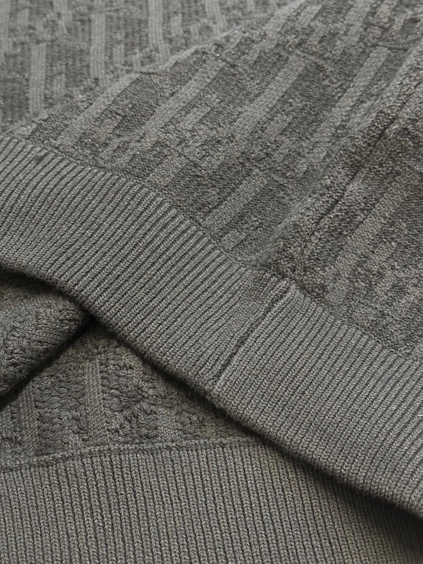 🅿️580 Dior Dark Pattern Presbyopia Sweater This sweater highlights Dior’s classic Oblique print. Crafted from gray cotton-blend jacquard in an oversized fit, it features ribbed details at the collar, cuffs and hem. Decorated with a tonal printed pattern throughout, subtle details enhance the style.  size：xs s m l