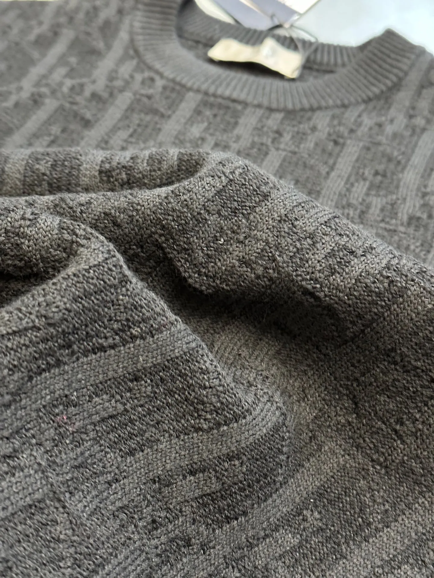 🅿️580 Dior Dark Pattern Presbyopia Sweater This sweater highlights Dior’s classic Oblique print. Crafted from gray cotton-blend jacquard in an oversized fit, it features ribbed details at the collar, cuffs and hem. Decorated with a tonal printed pattern throughout, subtle details enhance the style.  size：xs s m l