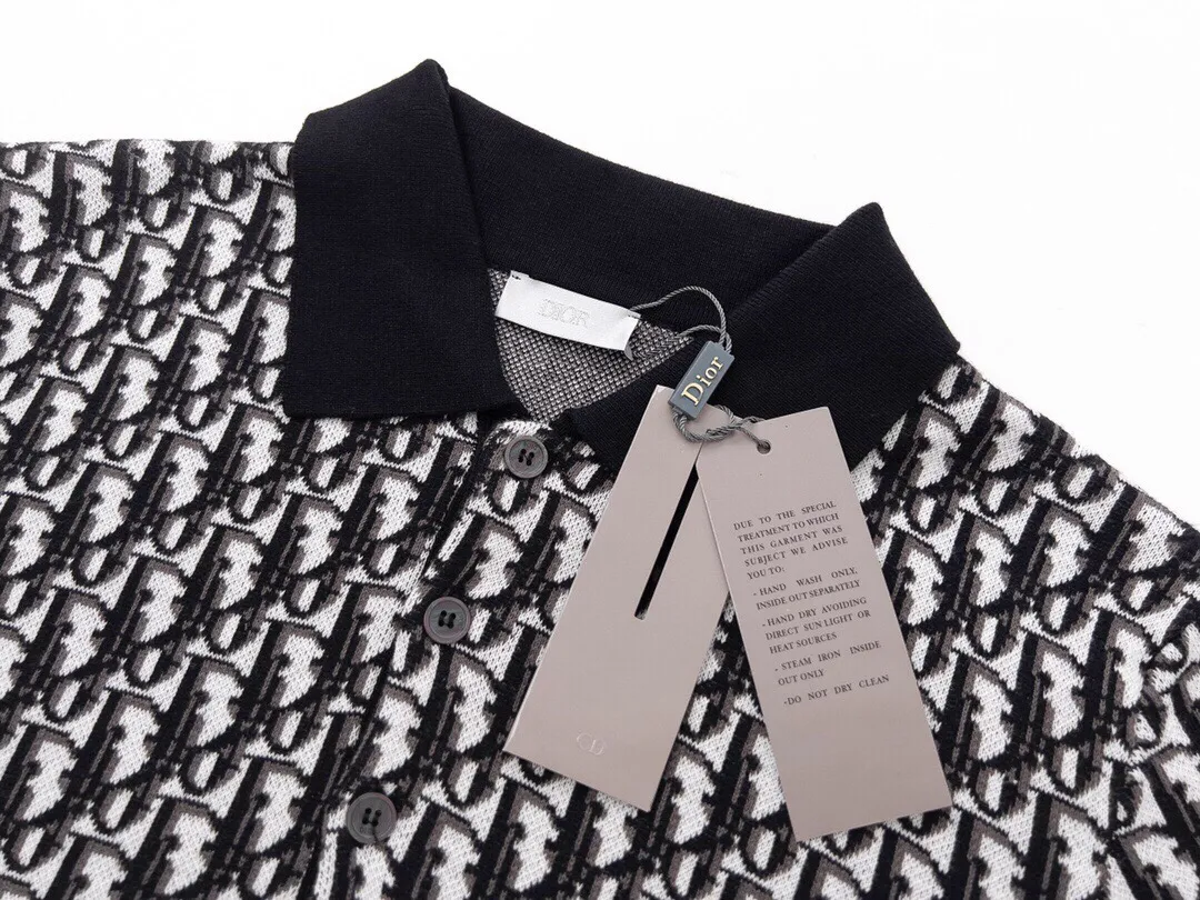 🅿️220 Available all year round. The correct version of Dior jacquard knitted Polo shirt. The fabric is made of Stol wool looms imported from Germany. The whole body is made of iconic Oblique printing. Straight cut. Customized flat machine collar with the same blue background color as the fabric. Customized mother-of-pearl buttons with logo and logo in the mold. Exclusive version for the whole network. Customized official website consistent washed wheat. Full set of packaging accessories. Size XS-L