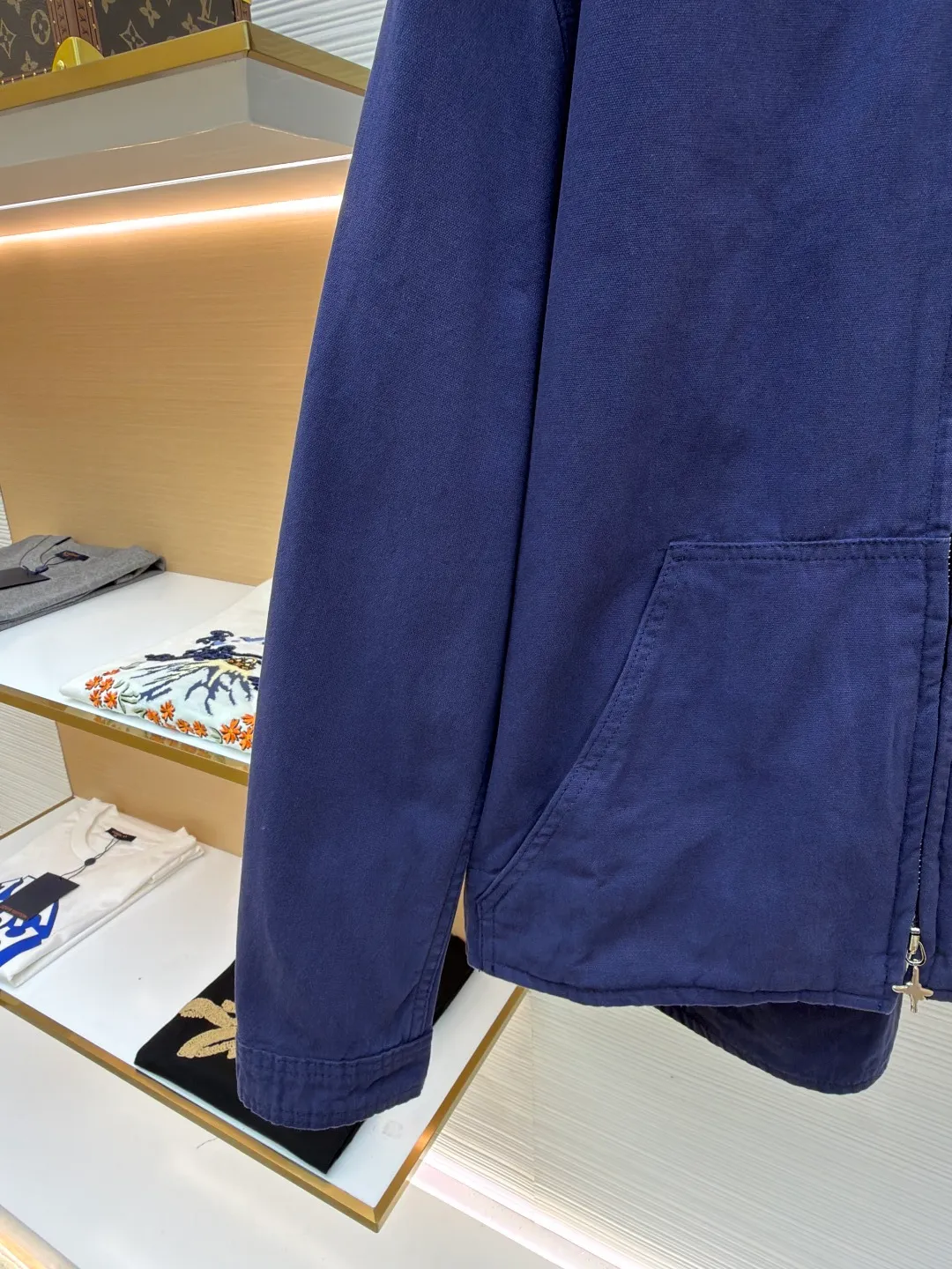 Dior co-branded embroidered zipper jacket ●Original version: Purchased and developed for 21000 ●Item number: 1681167-B35 ●Material: Custom-dyed gray-blue ancient densely woven thick cotton fabric ●Technology: Stone-milled fermentation wash ●Color: blue ●Type: Fitted version ●Weight: about 860g ●Size: 46-48-50-52 ●Description: Custom-dyed gray-blue ancient densely woven thick cotton with excellent texture and comfortable skin fit The realm of gray and blue uses color temperature to reconstruct the aesthetics of speed. From the DIOR AND LEWISHAMILTON joint series. The co-branded password is hidden in the same color embroidery on the chest, forming a micro echo with the background color of the jacket. The hooded design conveys a low-key but unignorable sense of high-end. Let the text become a flowing brand badge. The noble joint brand shows luxury, using imported machine embroidery technology. Use advanced computer control systems and precision mechanical components to realize Dior joint embroidery operations with high precision. Smooth and delicate lines, ergonomic three-dimensional tailoring, return to traditional craftsmanship through segmentation, folding, shrinking, and stretching techniques. The so-called slow work results in fine work, which is the respect for materials and the pursuit of feel. Complex workmanship, tedious, slow aging, high loss, electrolytic dark blue ➕ stone grinding and fermentation washing process. Prioritize the use of electrochemical reactions to change the color of the fabric, and then mix the fabric with abrasives through a grinder and clean it with hot water to achieve a specific washing effect. The overall wiring is straight and delicate, the fabric is comfortable and soft, and the color is consistent without color difference. It can be matched with the same style to create a fashionable look and control various occasions. Customized accessories, complete with three standards, same style for men and women!