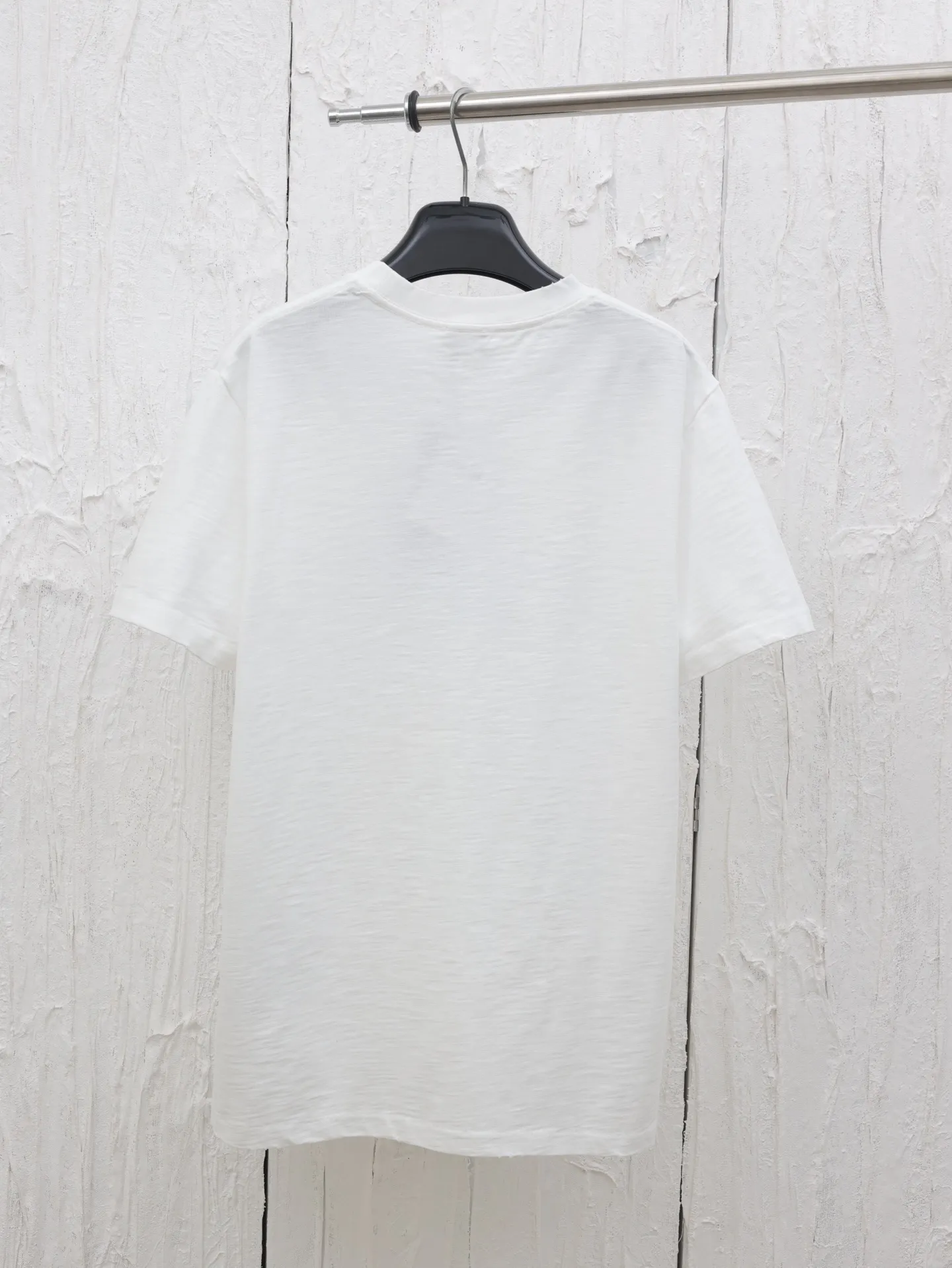 🅿️280 Dio*/Dior 25 spring and summer new short-sleeved T-shirt with letter embroidery logo. Customized 32 pieces of 280g combed fabric, original craft thread. Designed with letter logo embroidery technology, simple and elegant, easy and versatile, classic silhouette with ribbed round collar. Collar, sleeves and hem are embellished with burnt flower effect to enhance style. Casual tailoring, can be paired with bottoms of the same season to create a fashionable look. Size: S/M/L/XL