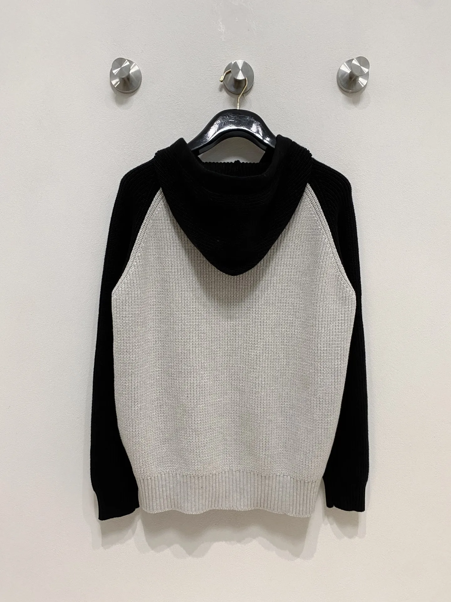 🅿️540 Dior autumn and winter classic cardigan sweater, in full condition! ! ! Wool blended fabric, the latest model in 2025, golden ratio! ! Slim-fitting soft gold, versatile and practical item, the combination and practicality are extremely powerful, simple and elegant, and classy! To create your own style, it is highly recommended to buy it in two colors. The standard slim fit tailoring process is suitable for both young and old men. It is knitted from wool and will not cause any discomfort! While keeping warm, it is stylish, textured and wearable, and the classic logo with contrasting colors on the chest feels in place! ! Recommended for regular customers! ! Size M-3XL (maximum wear: 190 pounds)