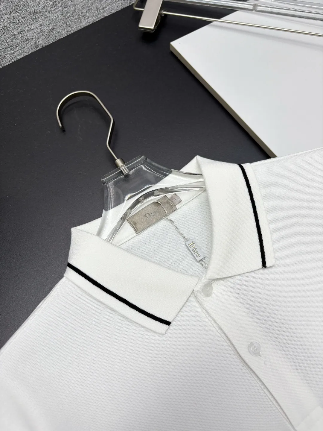 🅿️260 DIOR Dior's new embroidered long-sleeved Polo shirt. Original fabric. Official same style. Made of 250 grams of pure cotton pique fabric, custom-made in the same vat. Very comfortable and smooth feel. Very wide and stylish. Produced by a first-line brand factory. Imported Behringer embroidery machine. The embroidery is full and textured. The collar rib is woven with imported yarn. It does not deform after long-term wear. The latest autumn and winter style. Fashionable and individual. Super versatile and good-looking. It is very suitable for both men and women. A must-have item. Color: black, white, blue, pink. Size: M-3XL