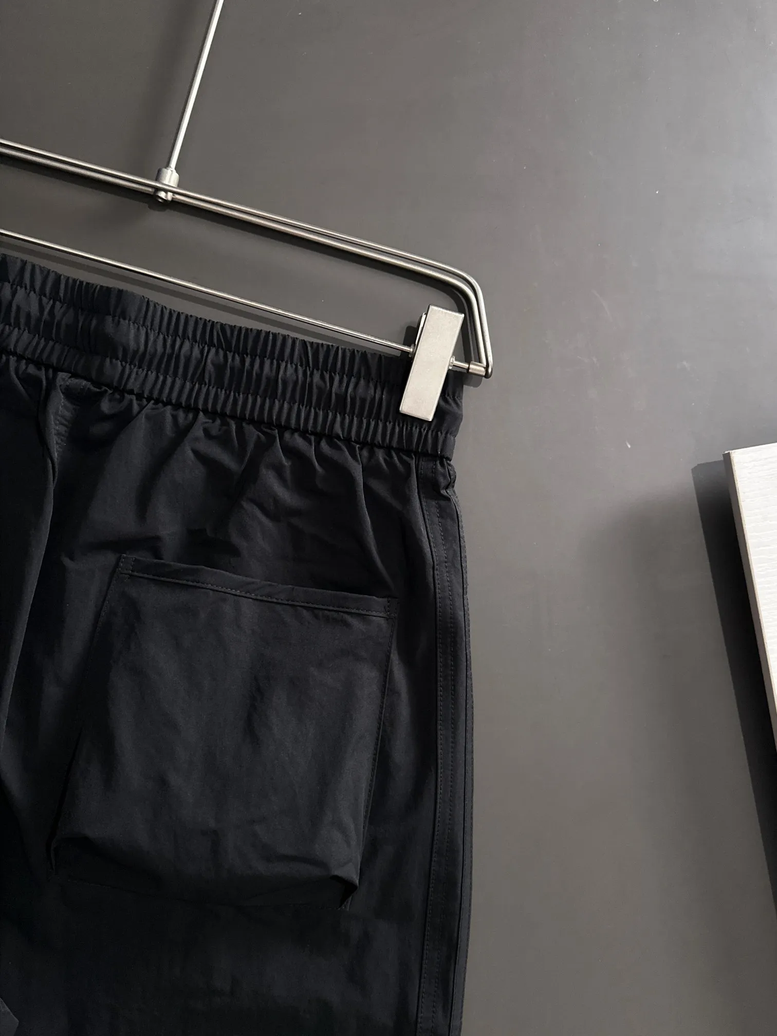 🅿️400 next day shipping Dior 2025 spring and summer new elastic band casual pants, thin counter custom fabrics, high breathability and comfort, impeccable details, brand element design concept, reflecting high quality. It feels delicate and soft! Not easy to wrinkle! It presents a casual cut and the upper body shape is great! Size: M-3XL