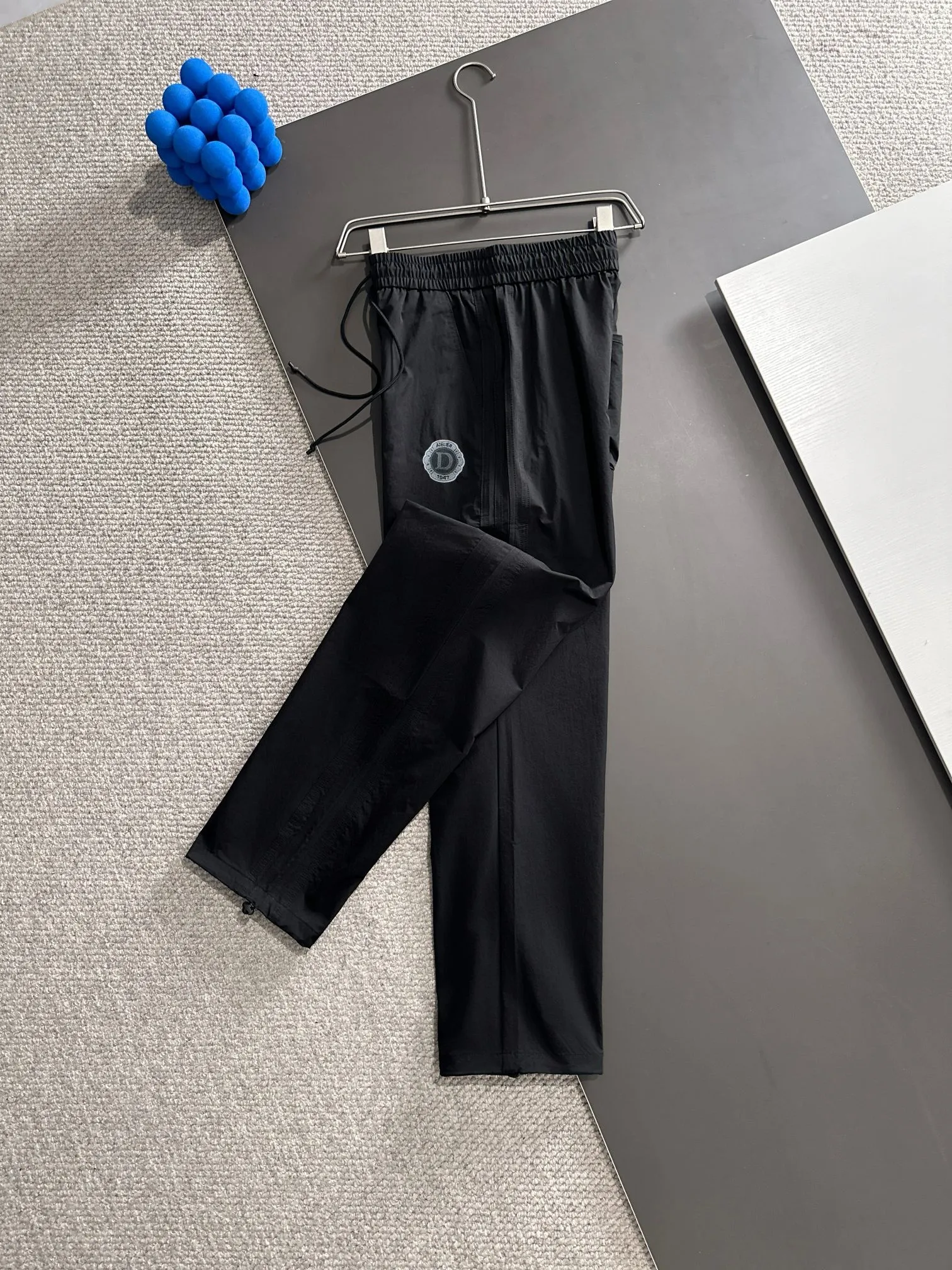 🅿️400 next day shipping Dior 2025 spring and summer new elastic band casual pants, thin counter custom fabrics, high breathability and comfort, impeccable details, brand element design concept, reflecting high quality. It feels delicate and soft! Not easy to wrinkle! It presents a casual cut and the upper body shape is great! Size: M-3XL