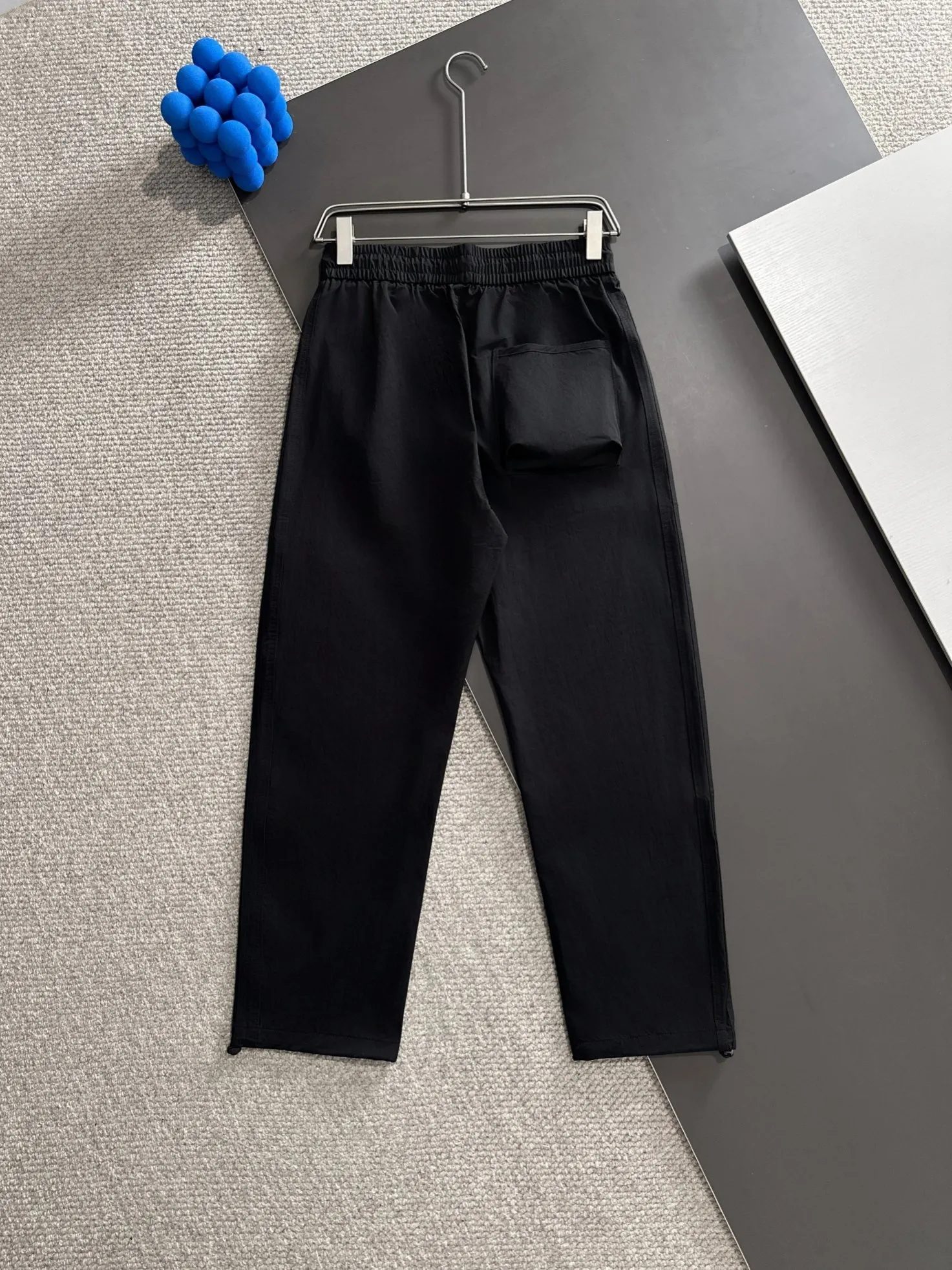 🅿️400 next day shipping Dior 2025 spring and summer new elastic band casual pants, thin counter custom fabrics, high breathability and comfort, impeccable details, brand element design concept, reflecting high quality. It feels delicate and soft! Not easy to wrinkle! It presents a casual cut and the upper body shape is great! Size: M-3XL