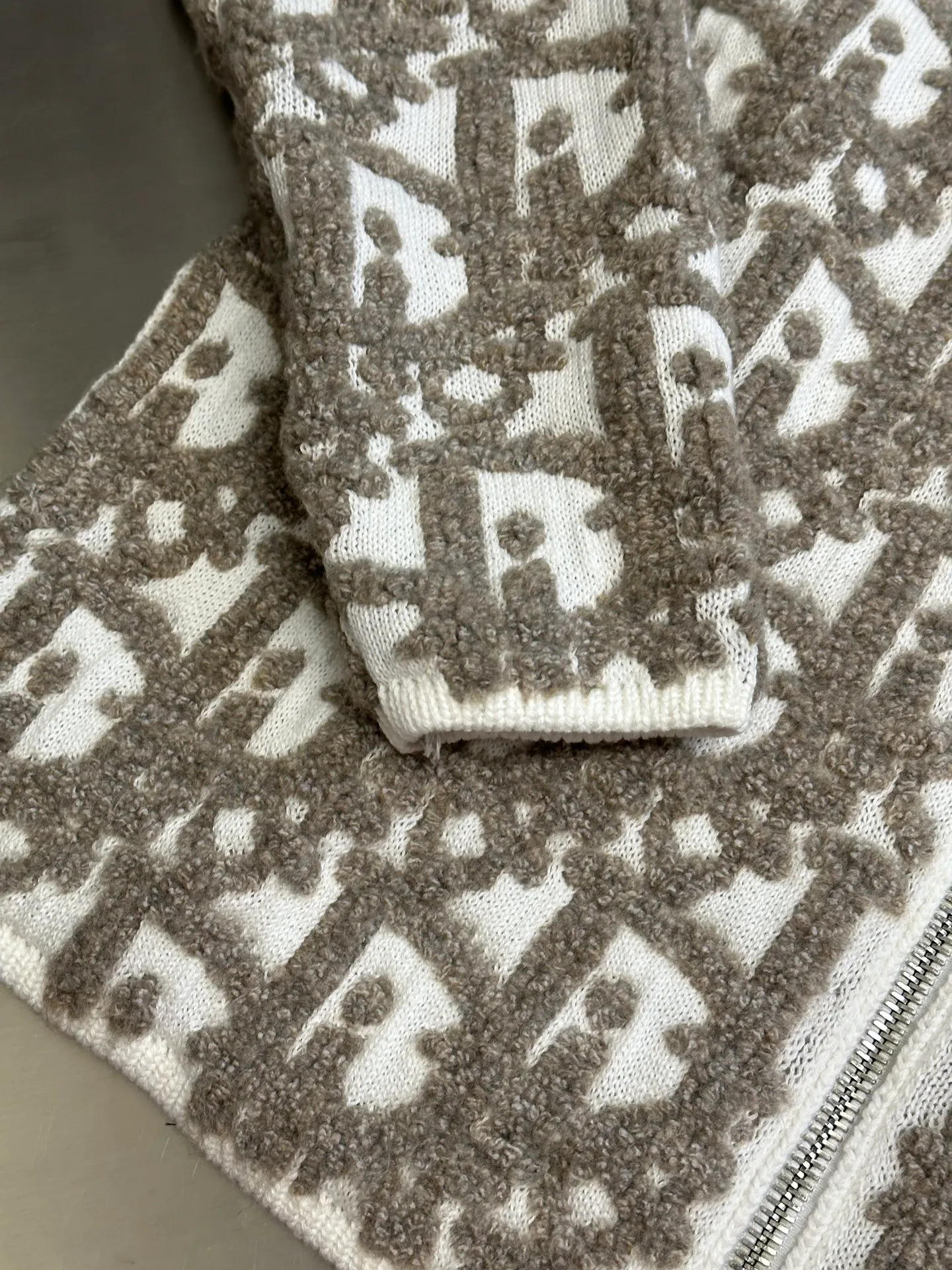 🅿️660 Dior sheep wool blend Oblique printed cardigan This cardigan is a new product of the 2025 autumn men's wear series, decorated with the classic Oblique printed pattern. Crafted from white sheep's wool-blend jacquard, it has a raised Oblique print stitched in contrasting threads throughout. Wear it with coordinating tailoring for an elegant look or jeans for a more casual look.  size：xs s m l