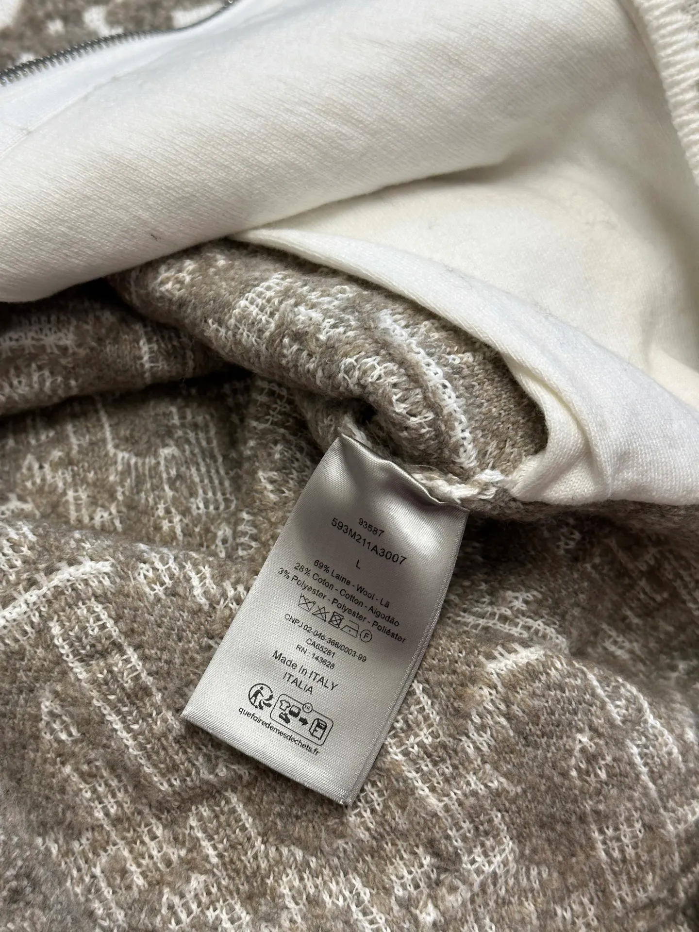 🅿️660 Dior sheep wool blend Oblique printed cardigan This cardigan is a new product of the 2025 autumn men's wear series, decorated with the classic Oblique printed pattern. Crafted from white sheep's wool-blend jacquard, it has a raised Oblique print stitched in contrasting threads throughout. Wear it with coordinating tailoring for an elegant look or jeans for a more casual look.  size：xs s m l